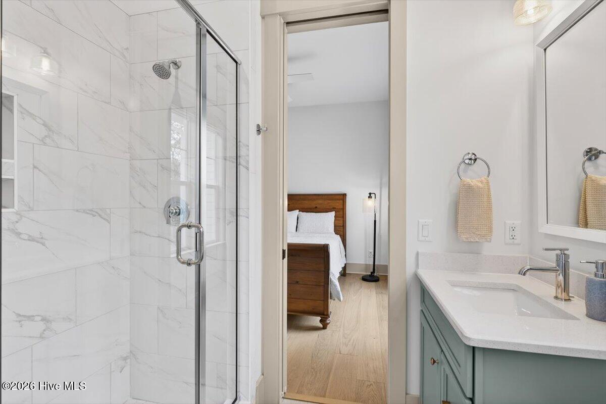 100549175 | Photo 25