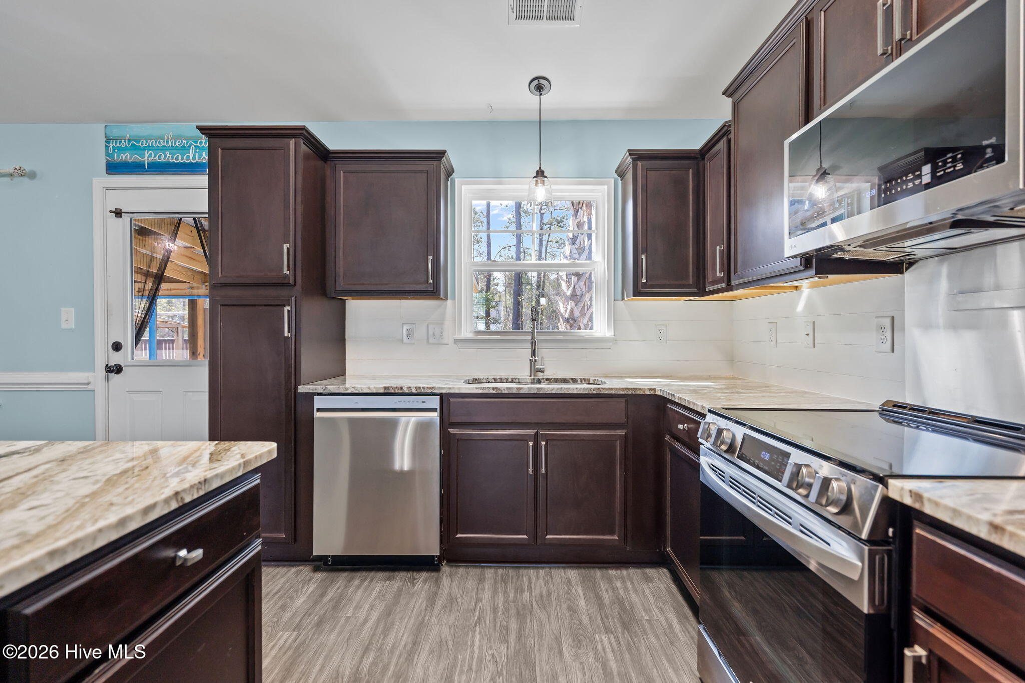 100561412 | Photo 14