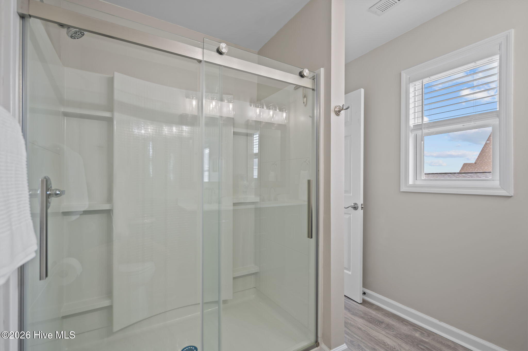 100562748 | Photo 34