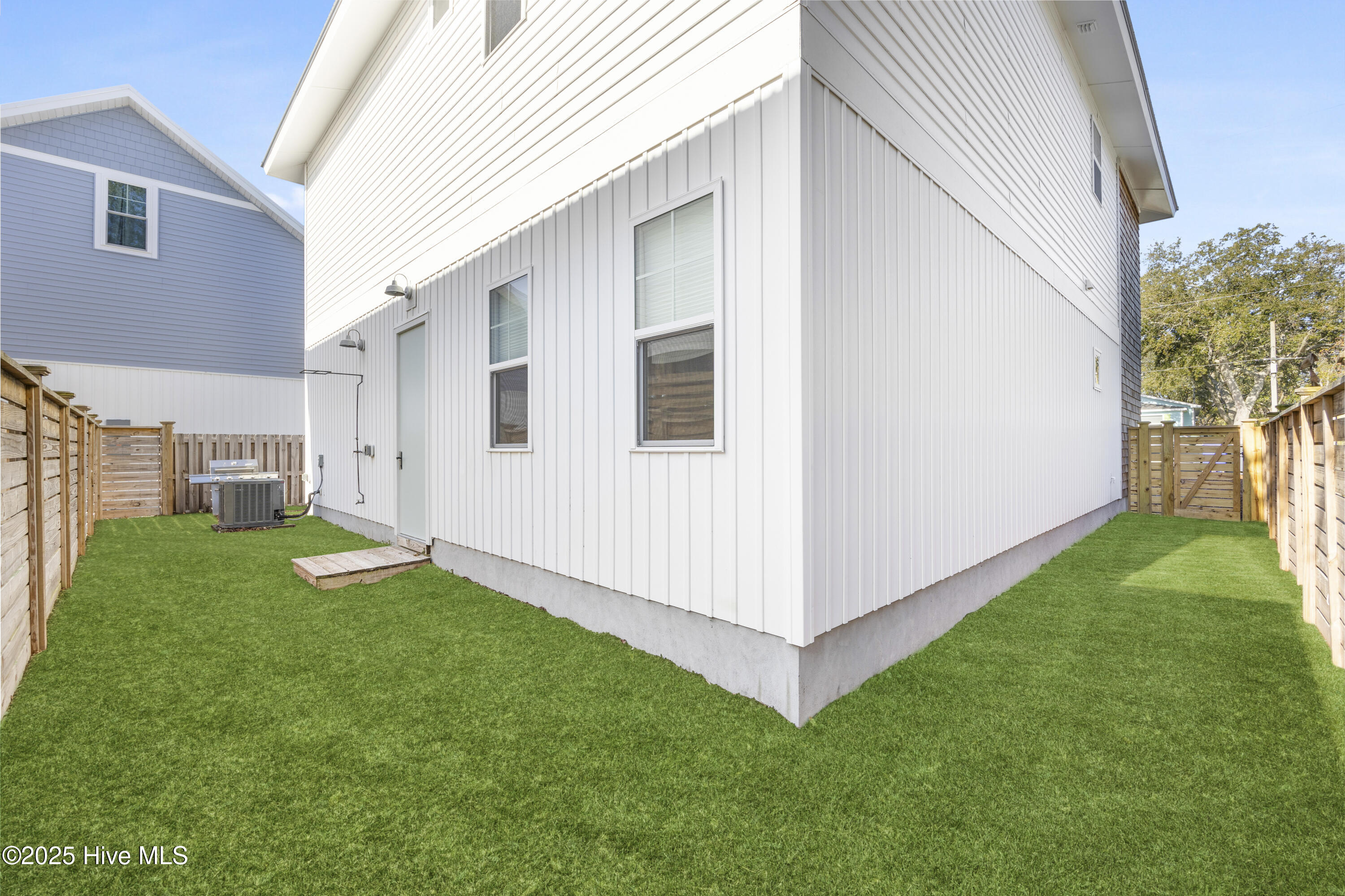 100544003 | Photo 43