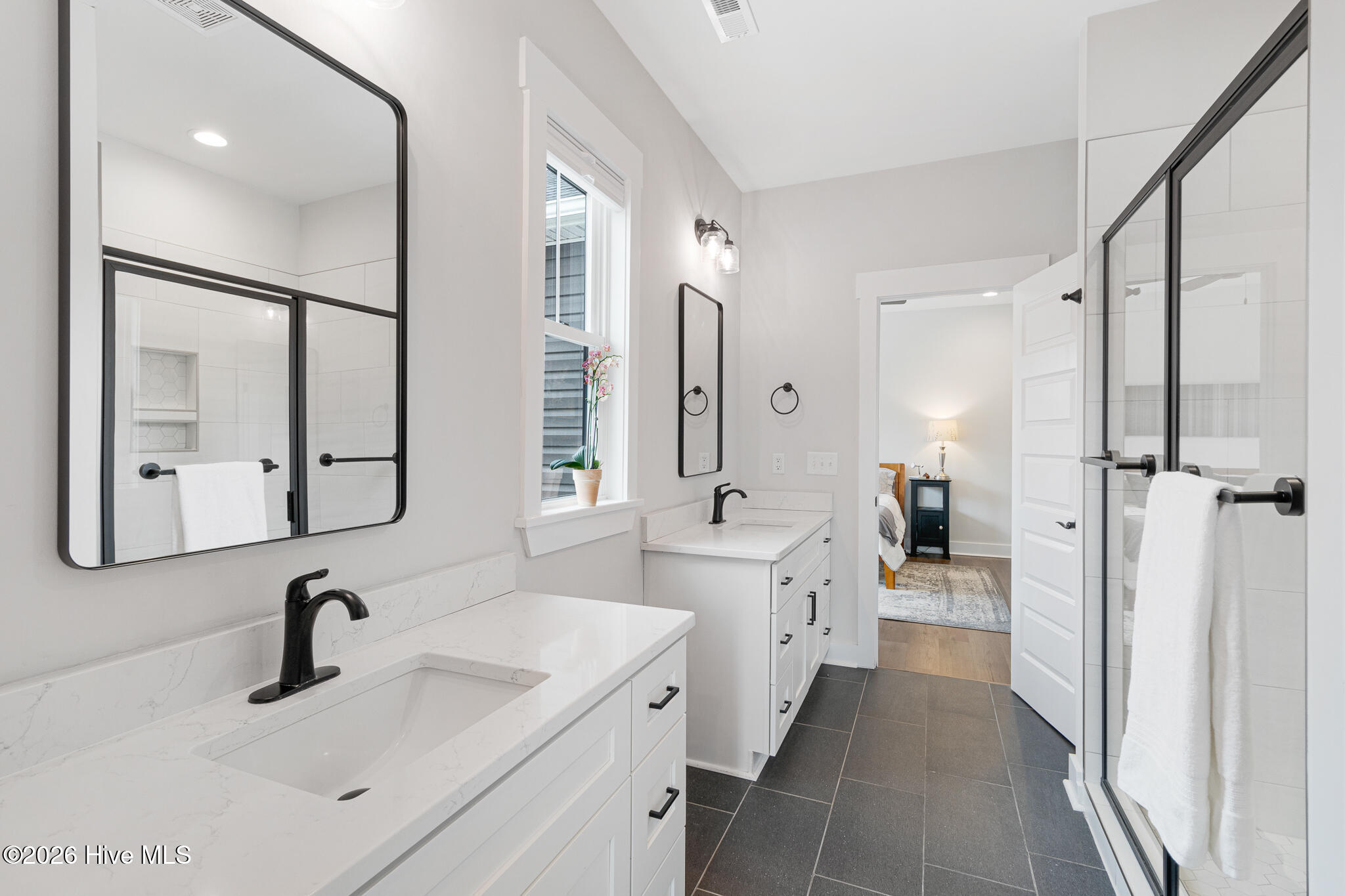 100556315 | Photo 23