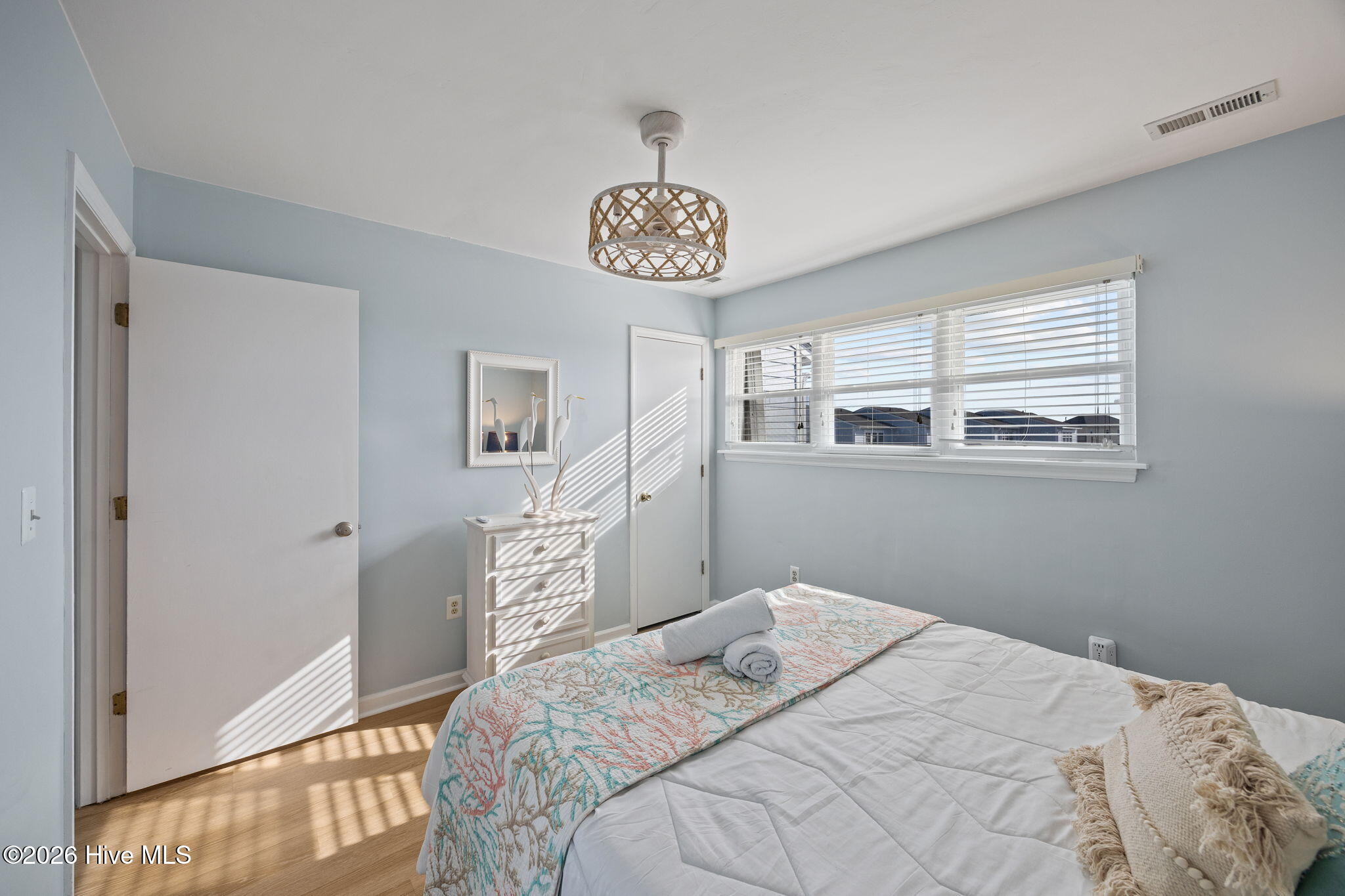 100559351 | Photo 30