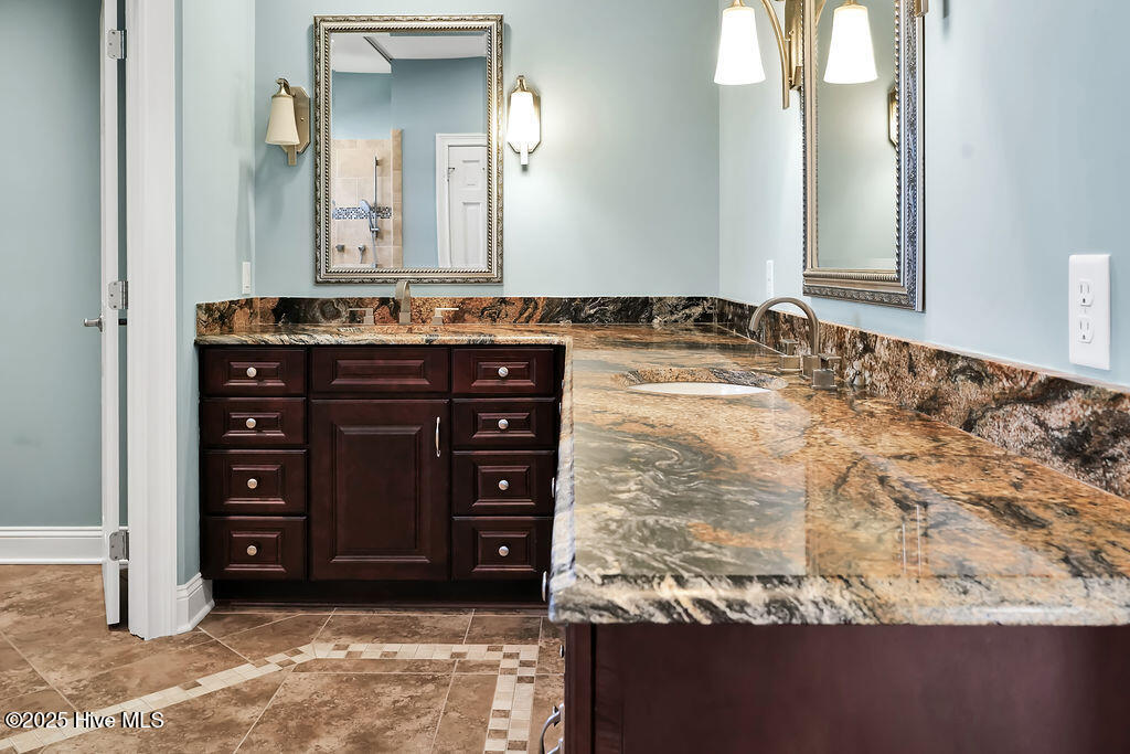 100540084 | Photo 15