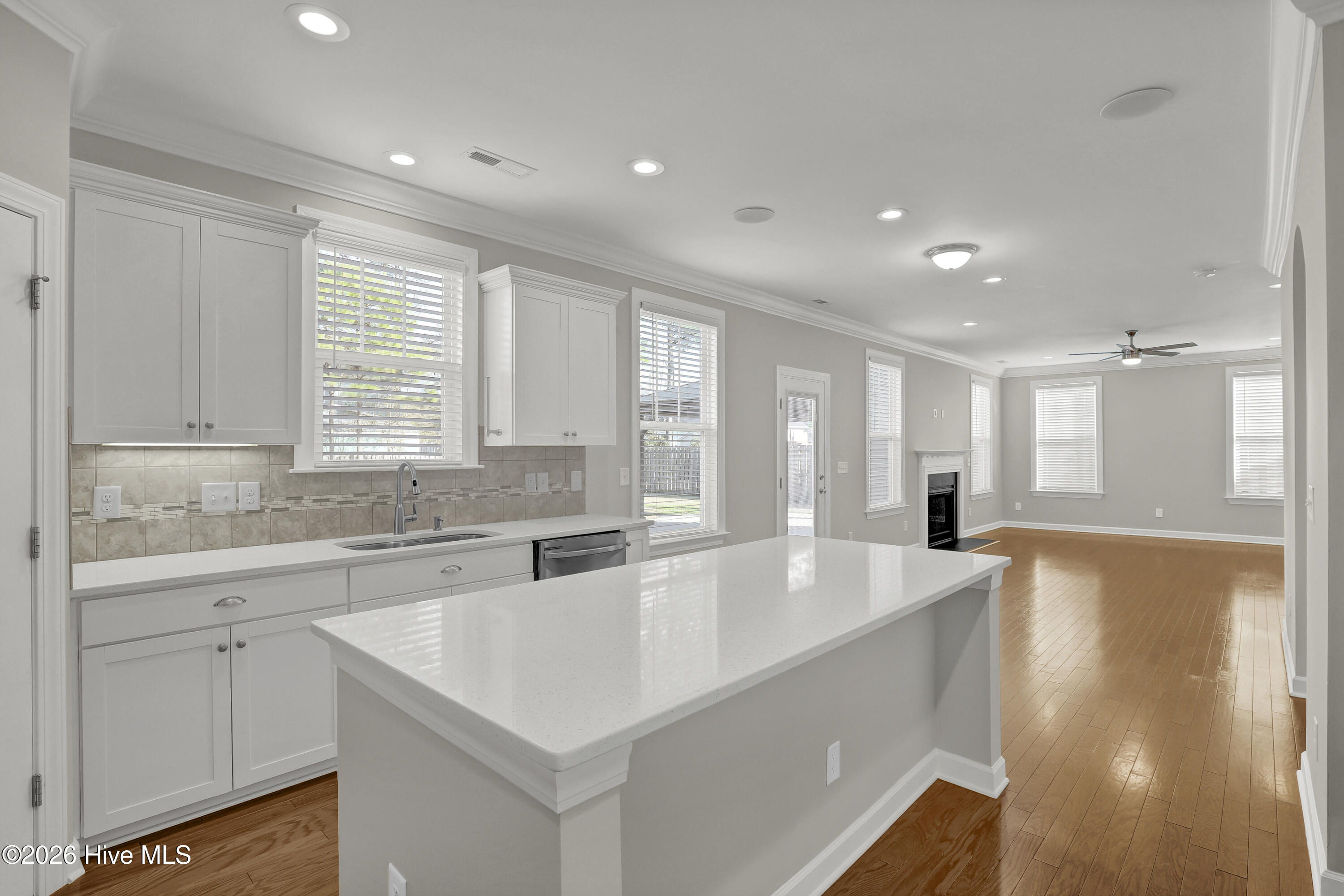 100550895 | Photo 12