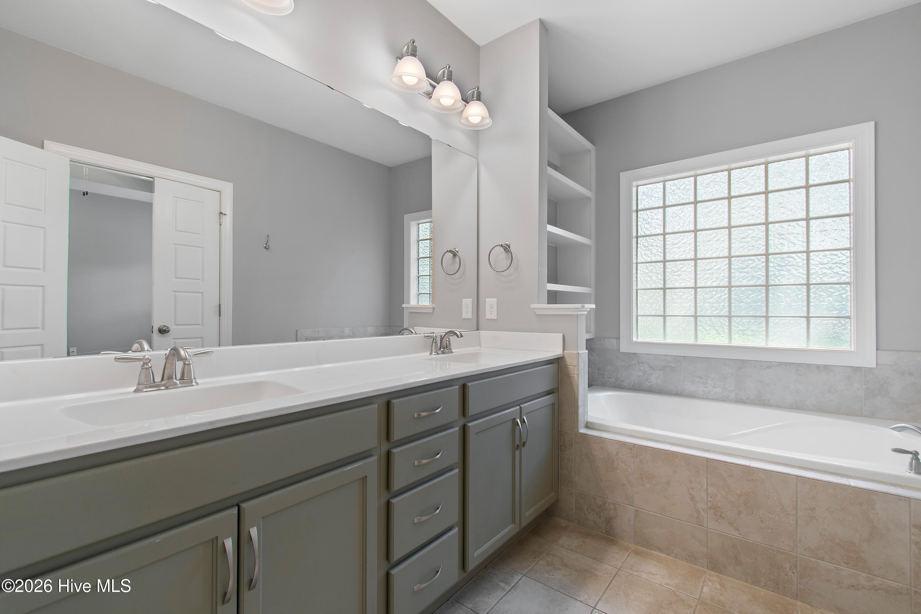 100563713 | Photo 25