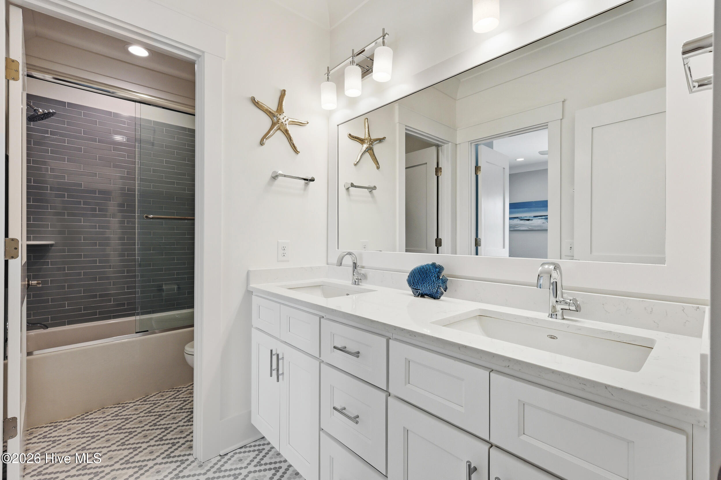 100558657 | Photo 46