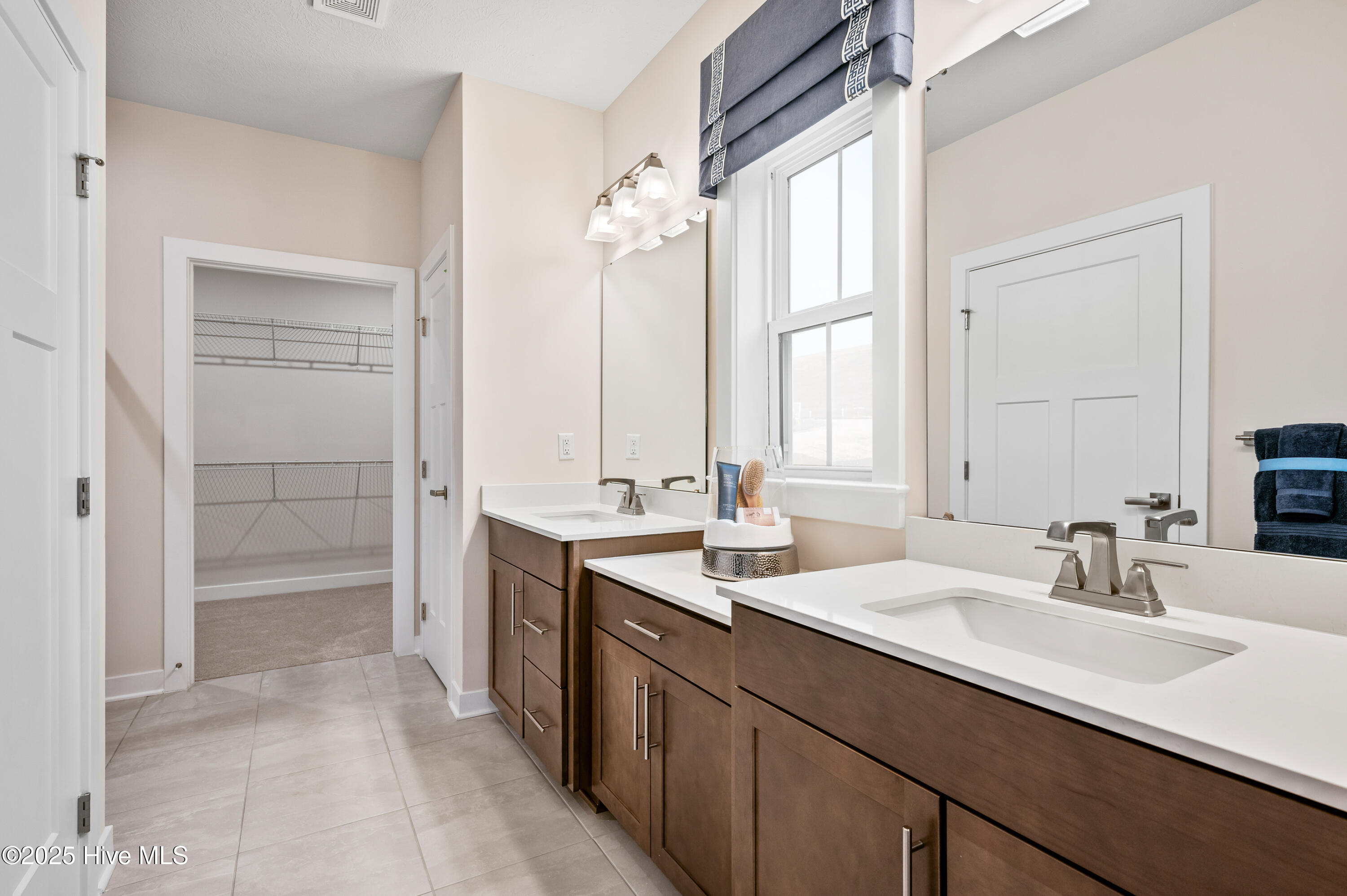 100548016 | Photo 15