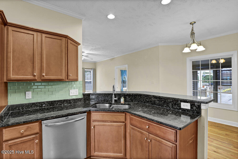 100550856 | Photo 10