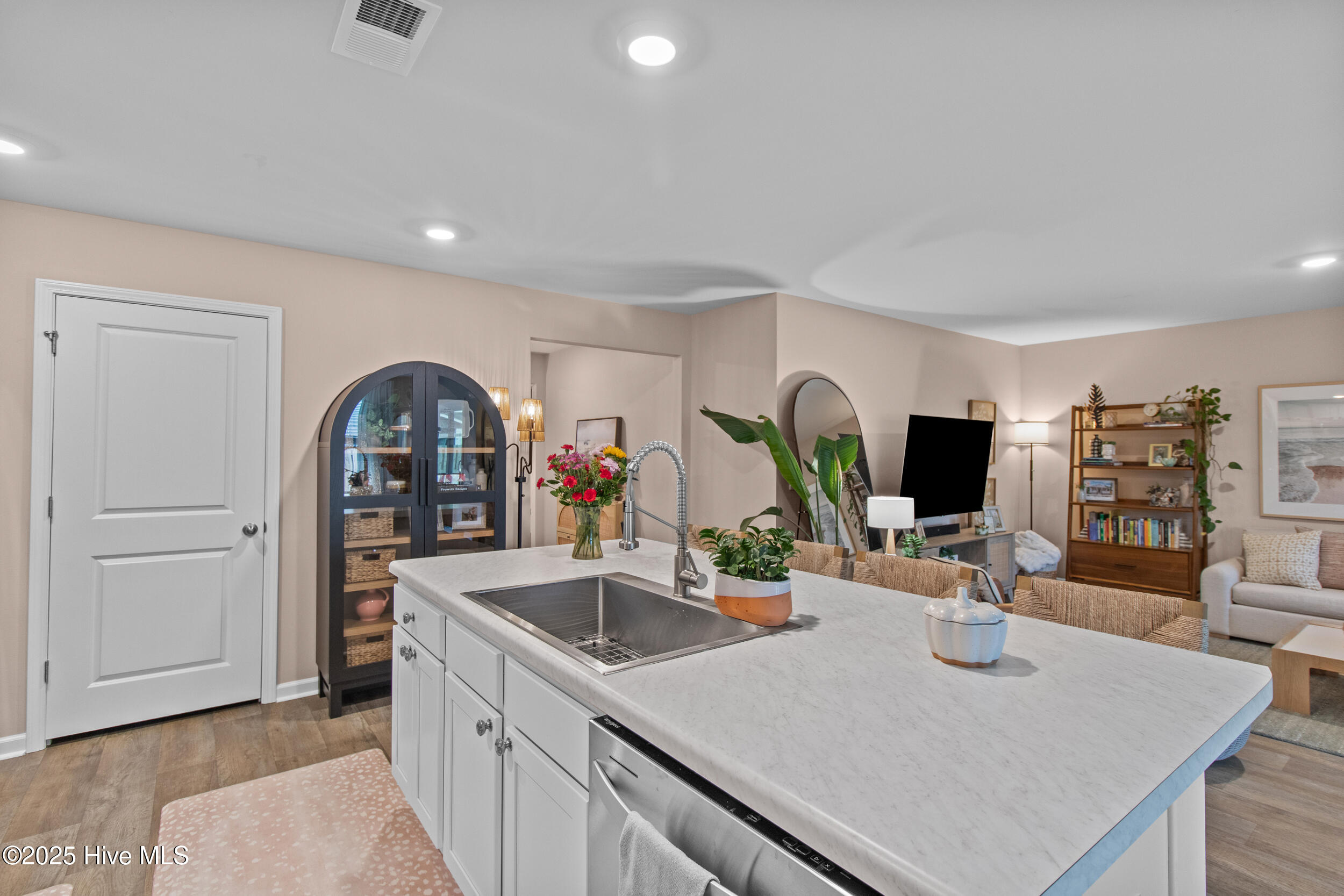 100533883 | Photo 10