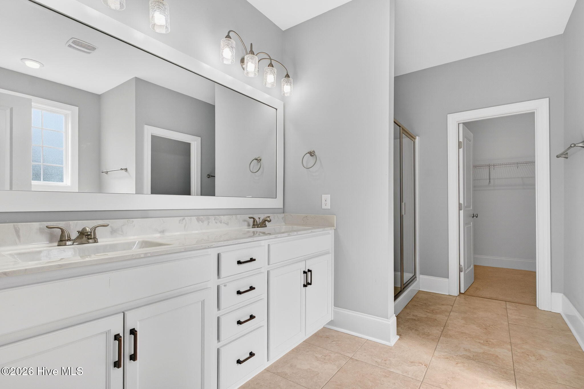 100563252 | Photo 25