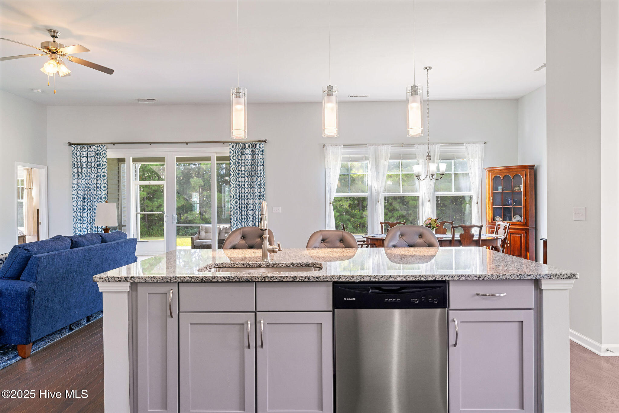 100550824 | Photo 28