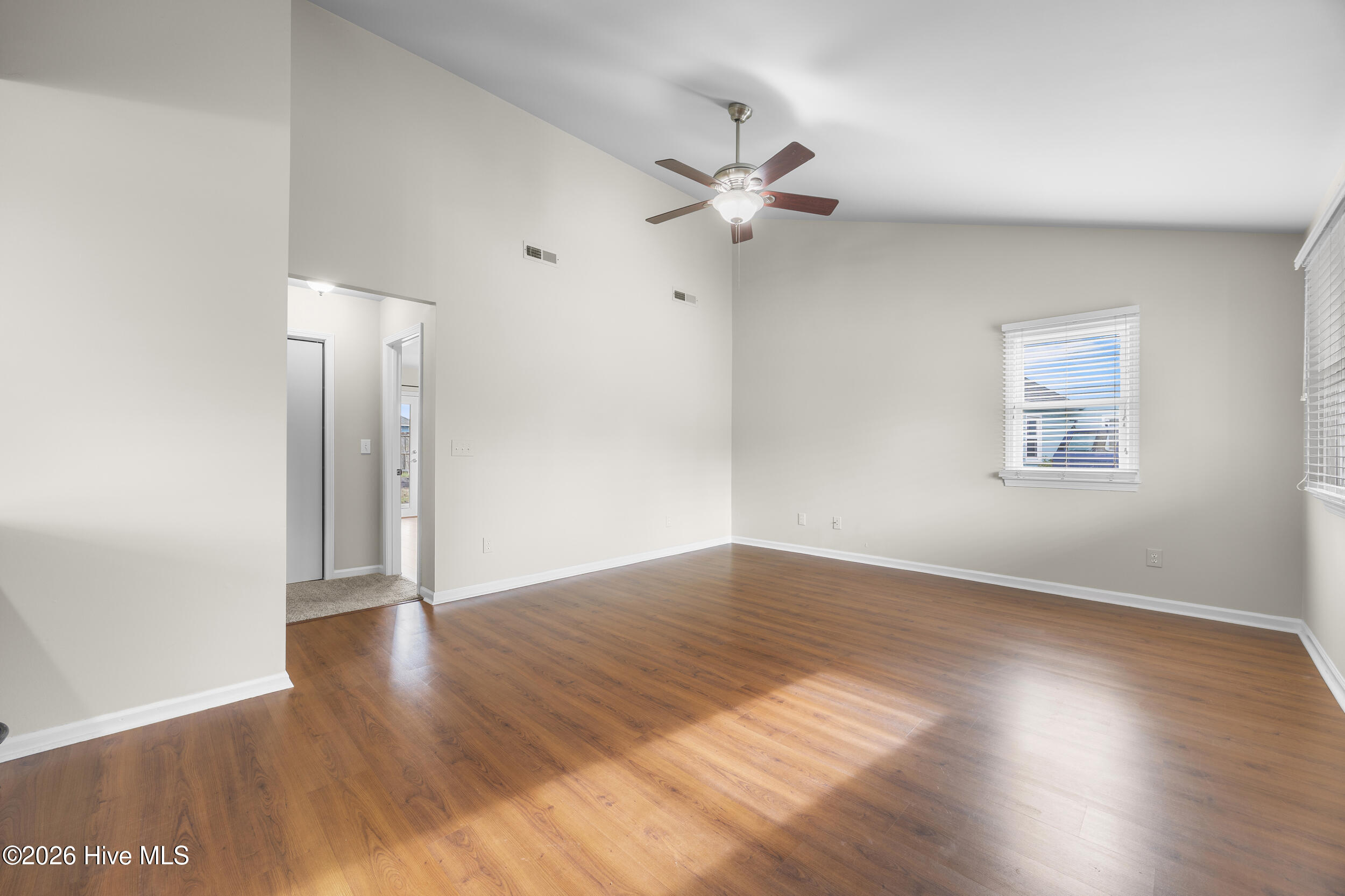 100560305 | Photo 12