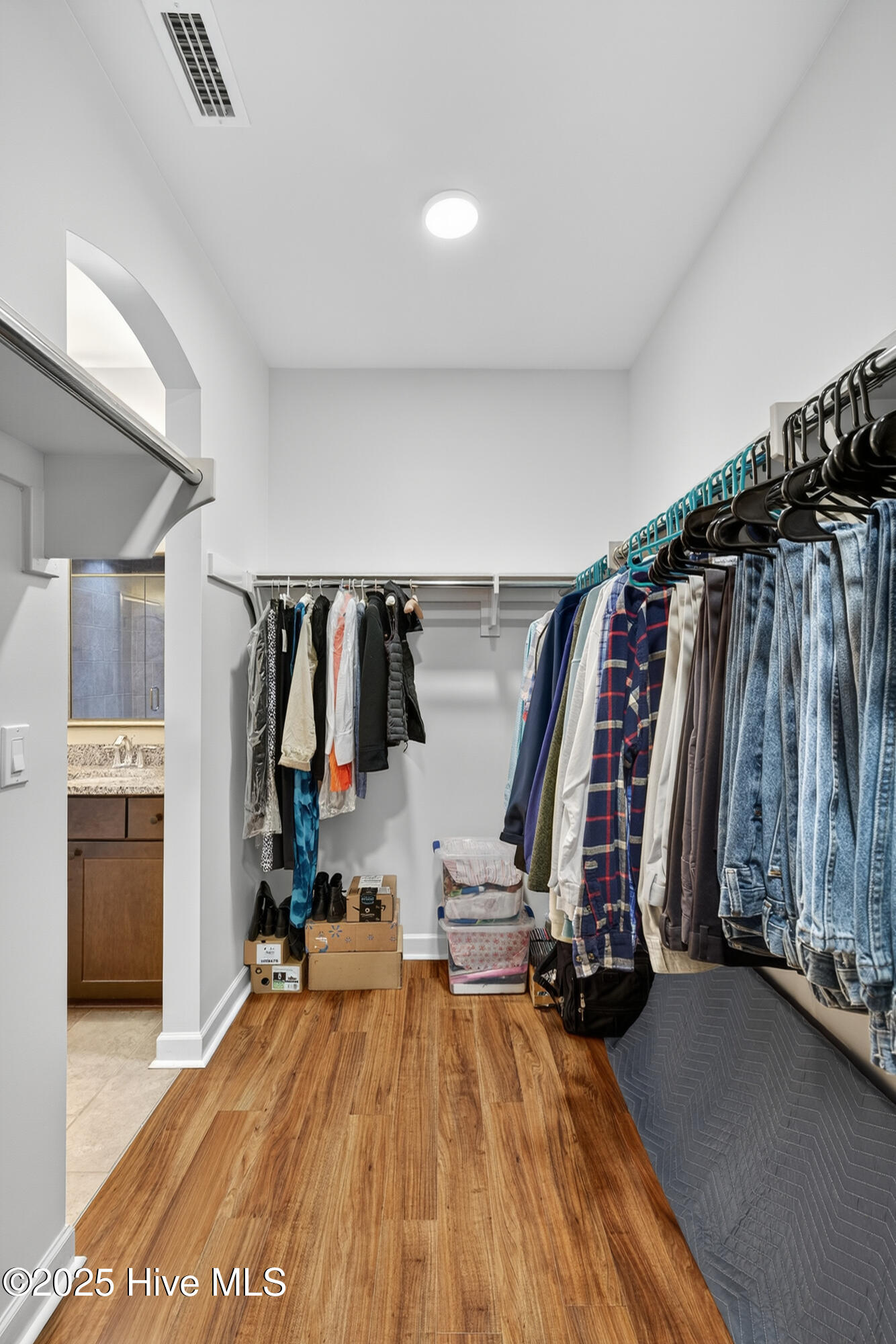 100537739 | Photo 25