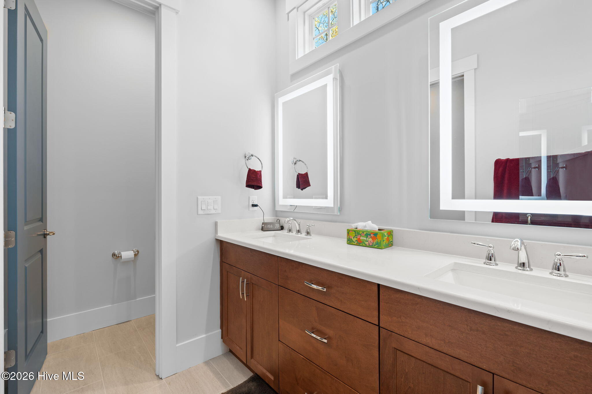 100564943 | Photo 26