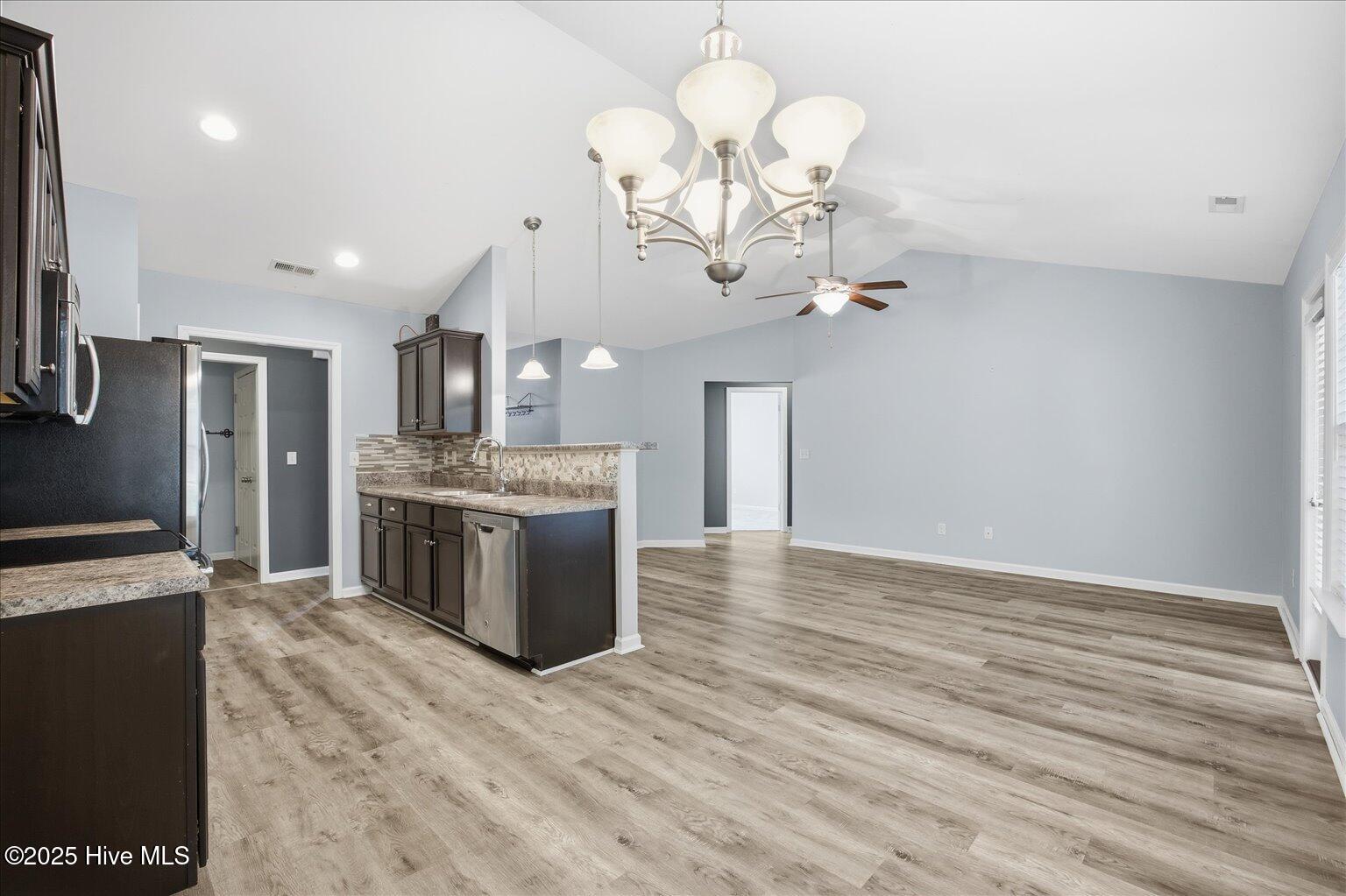 100543351 | Photo 22