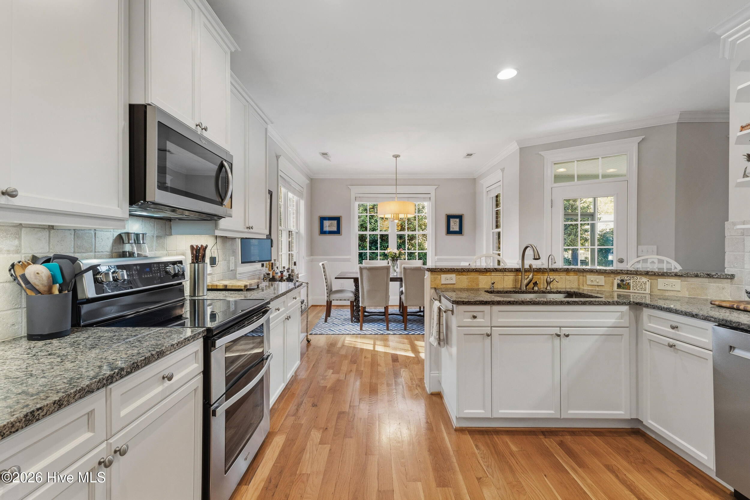 100558582 | Photo 15