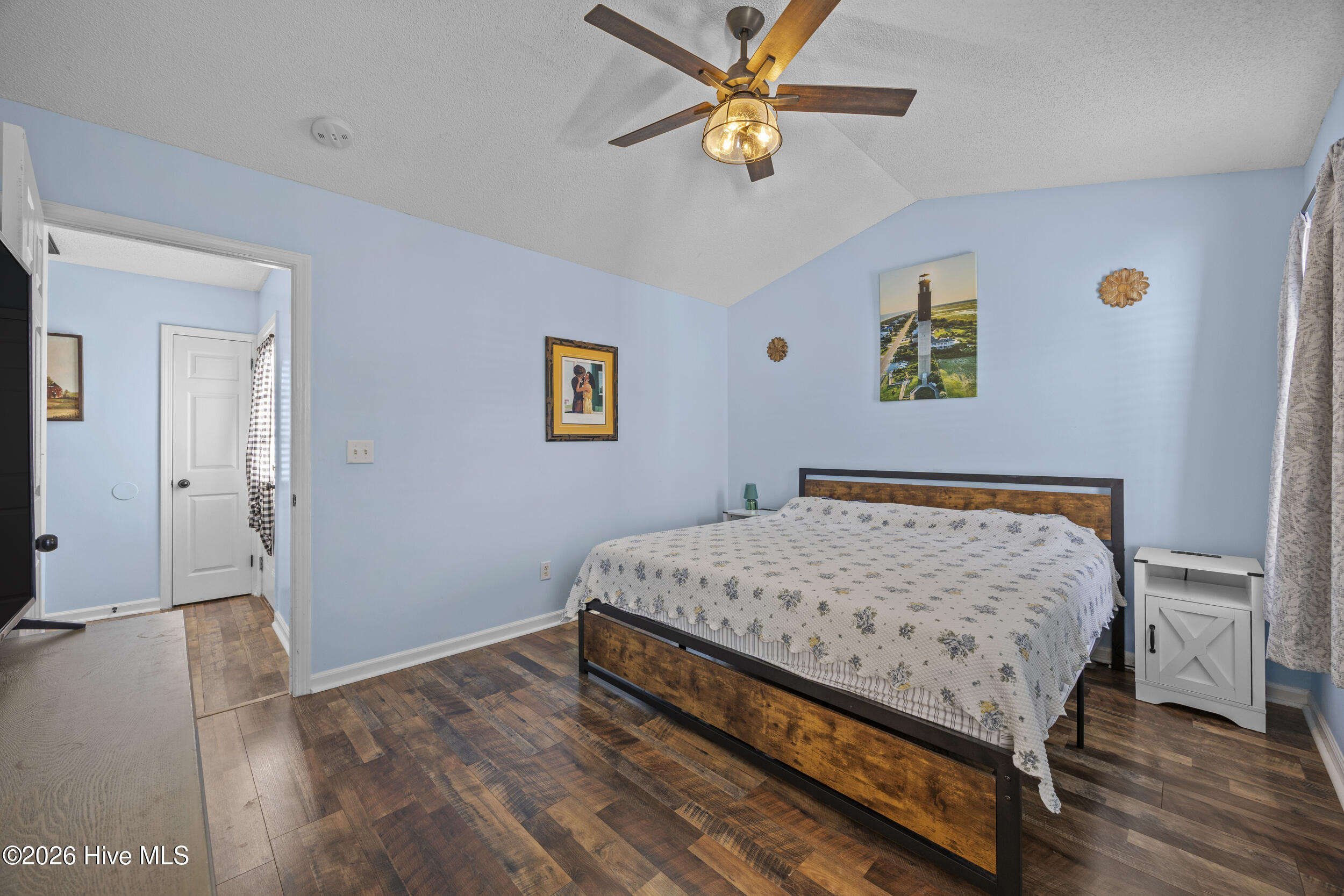 100549886 | Photo 26