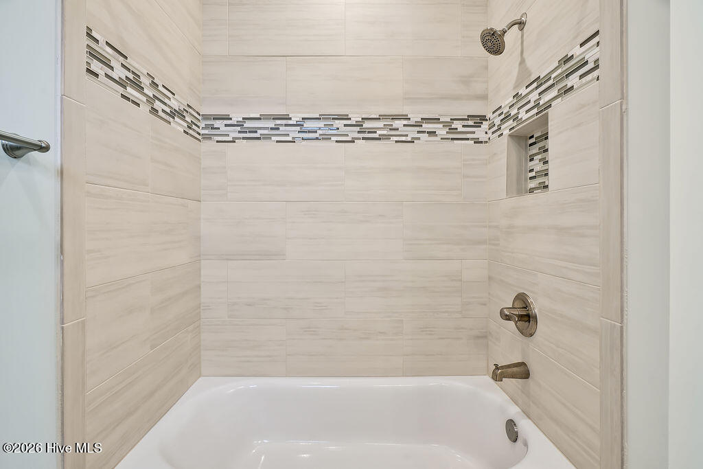 100561001 | Photo 26