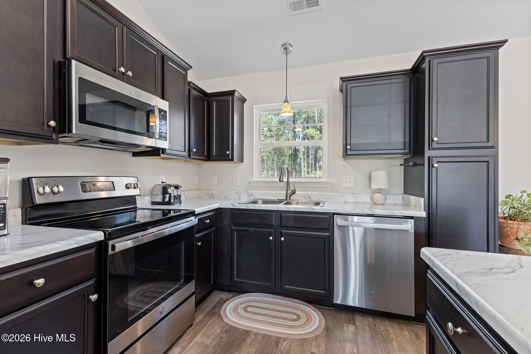 100563188 | Photo 11