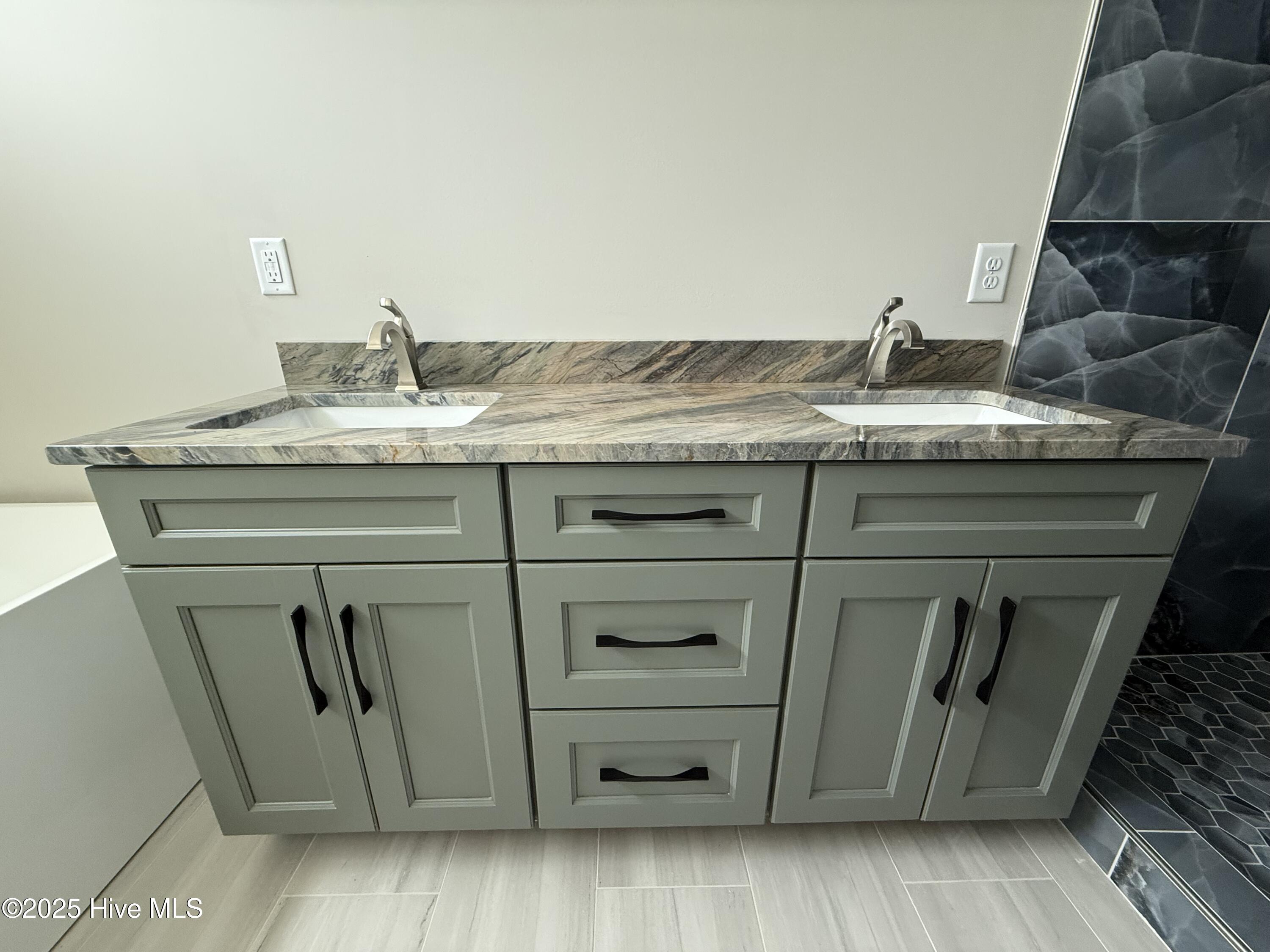 100498103 | Photo 38