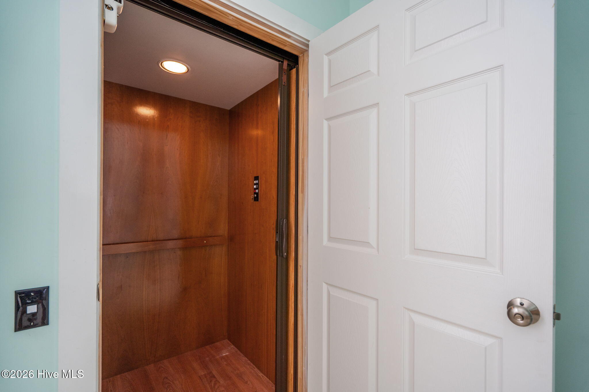 100561147 | Photo 42