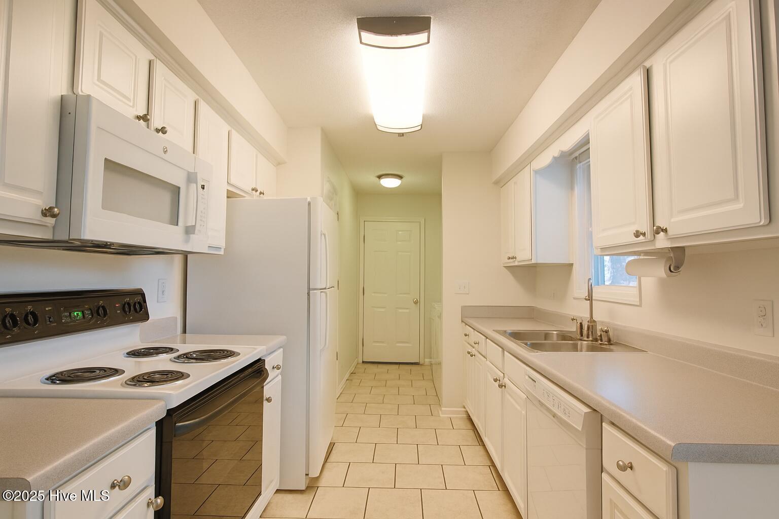 9117 Landing Drive SW, Calabash, NC 28467 – photo 5: Kitchen area