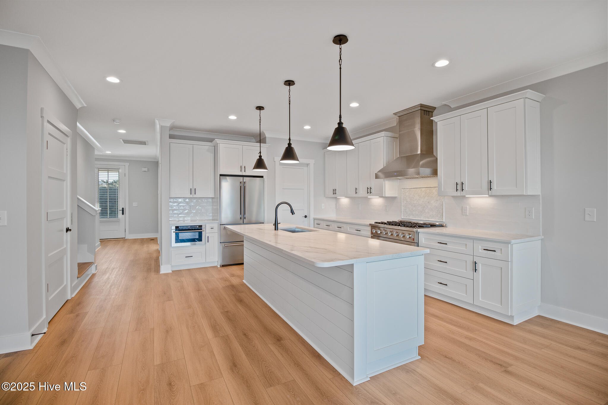 100568603 | Photo 14