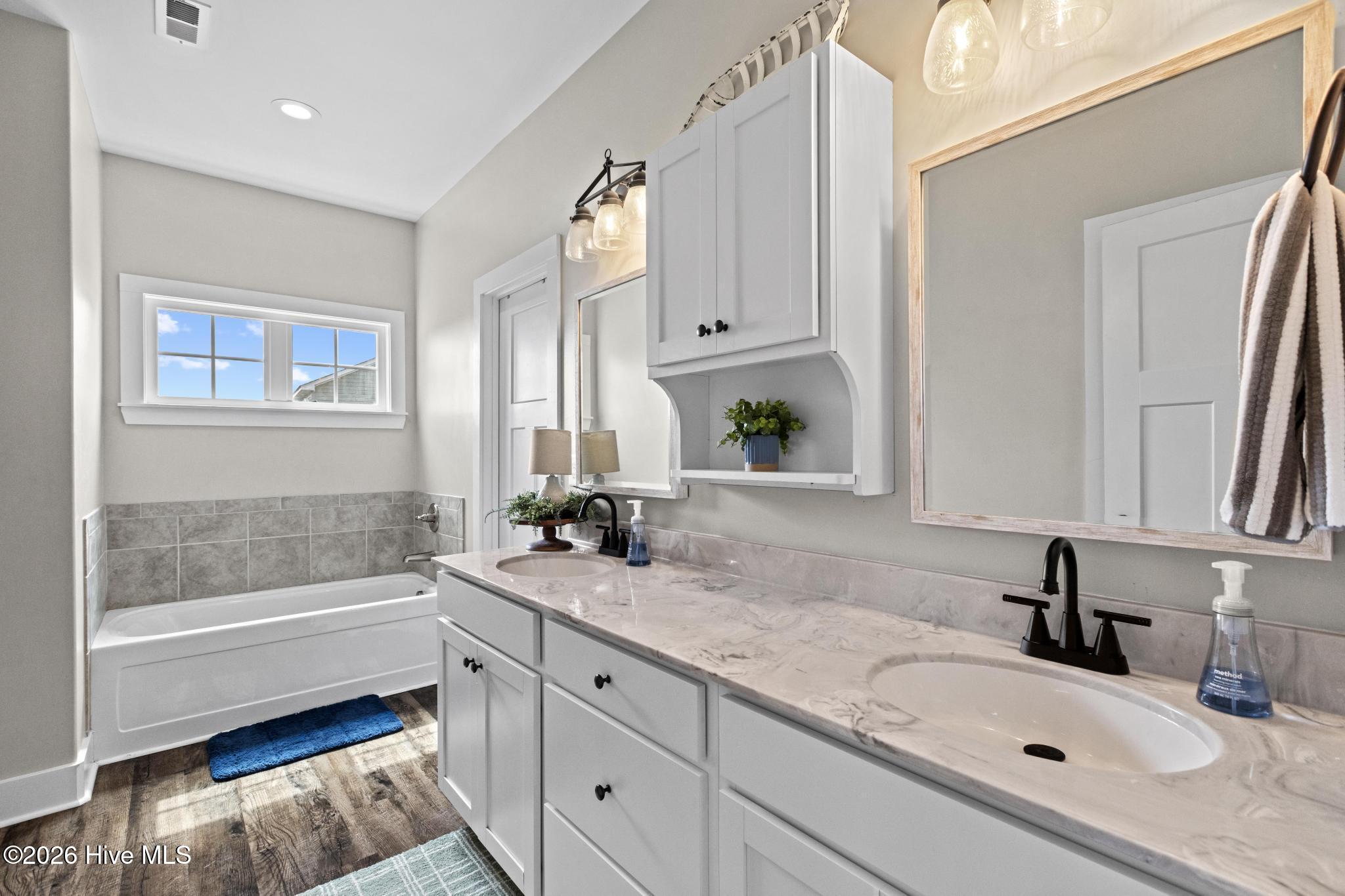 100559843 | Photo 25