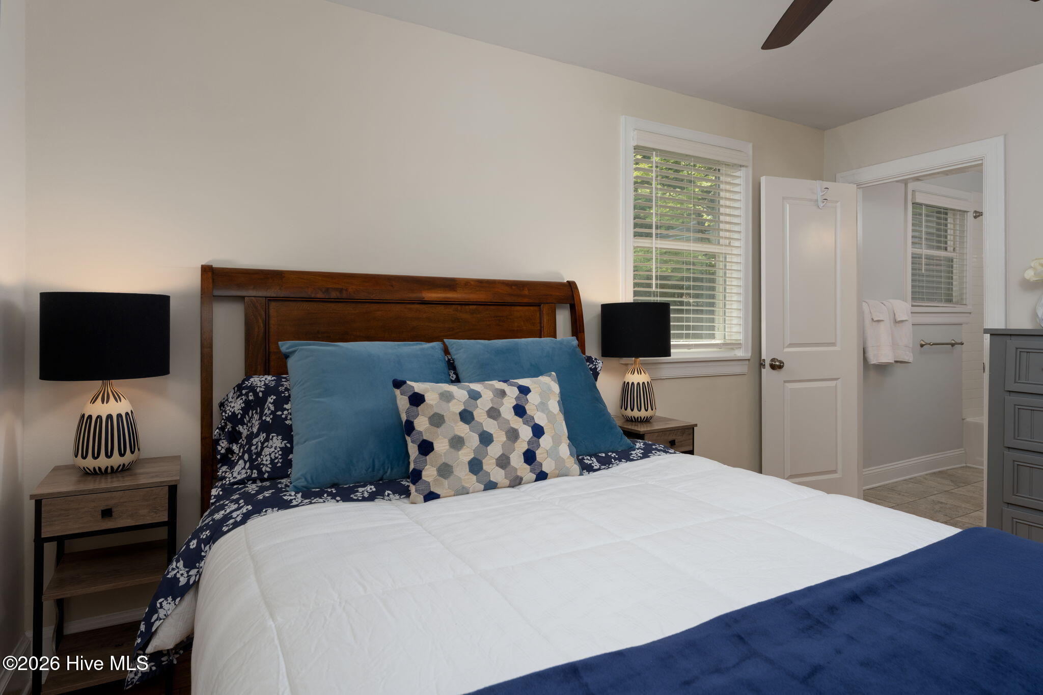 100566182 | Photo 26