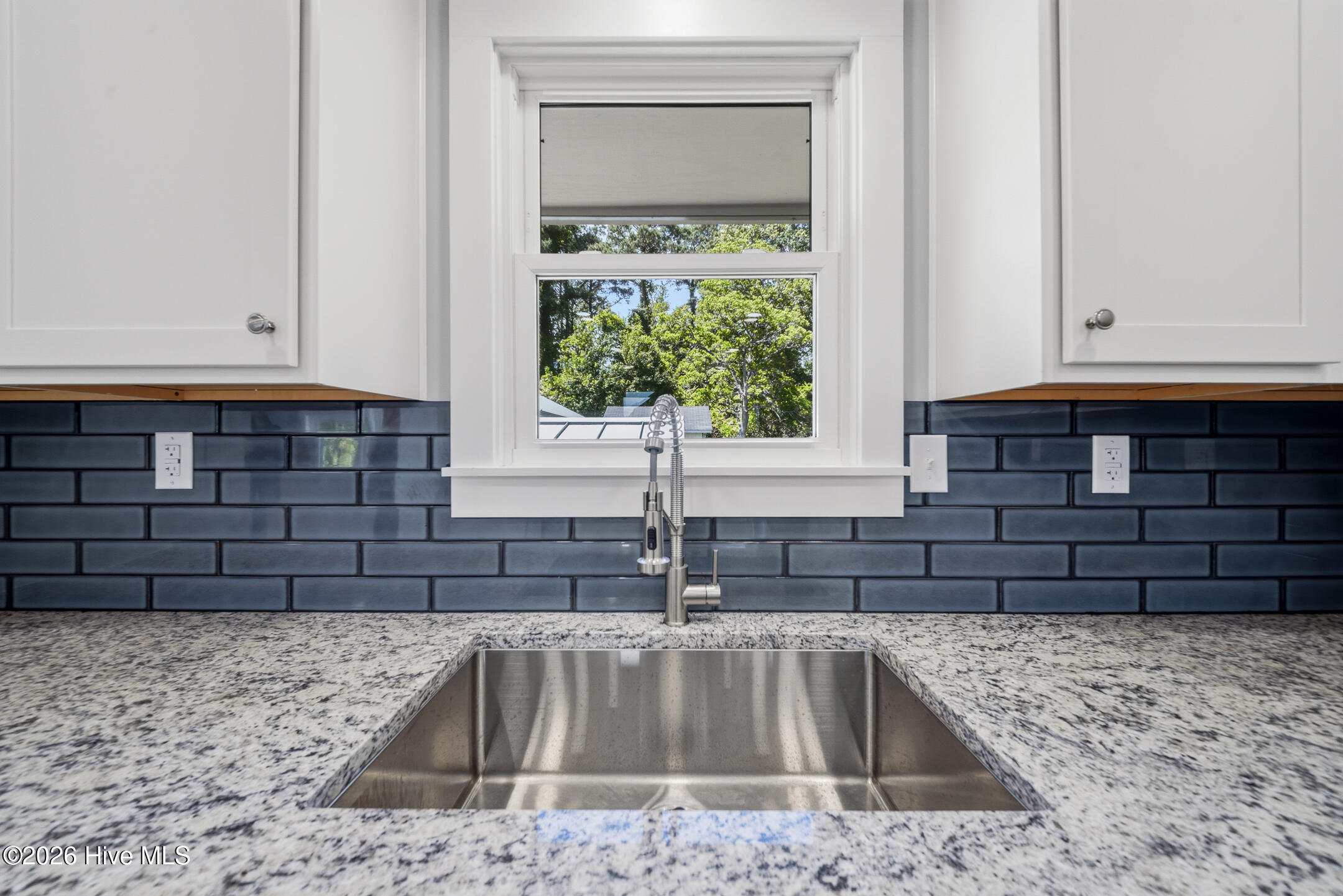 100570664 | Photo 16