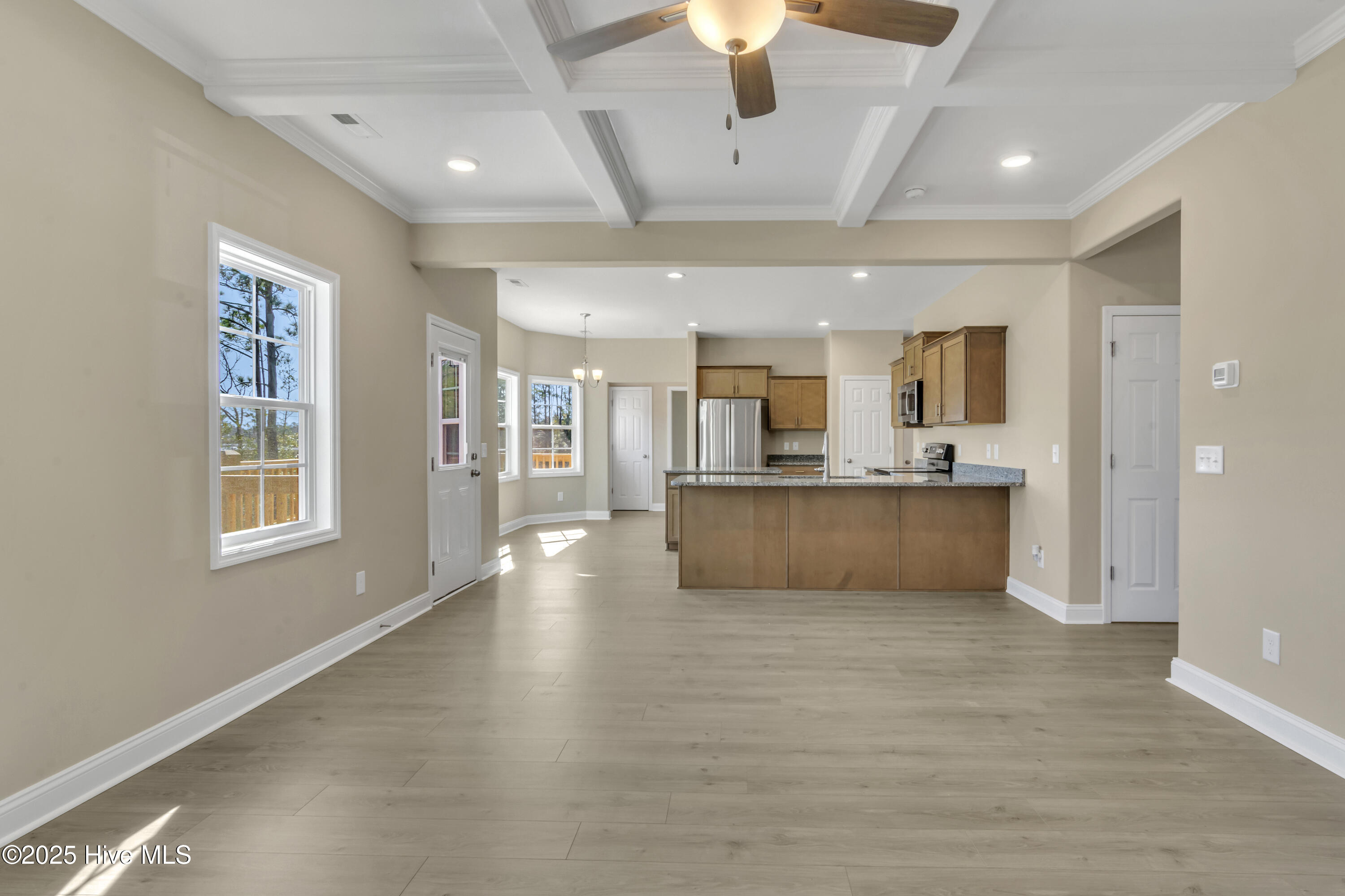 100566089 | Photo 12