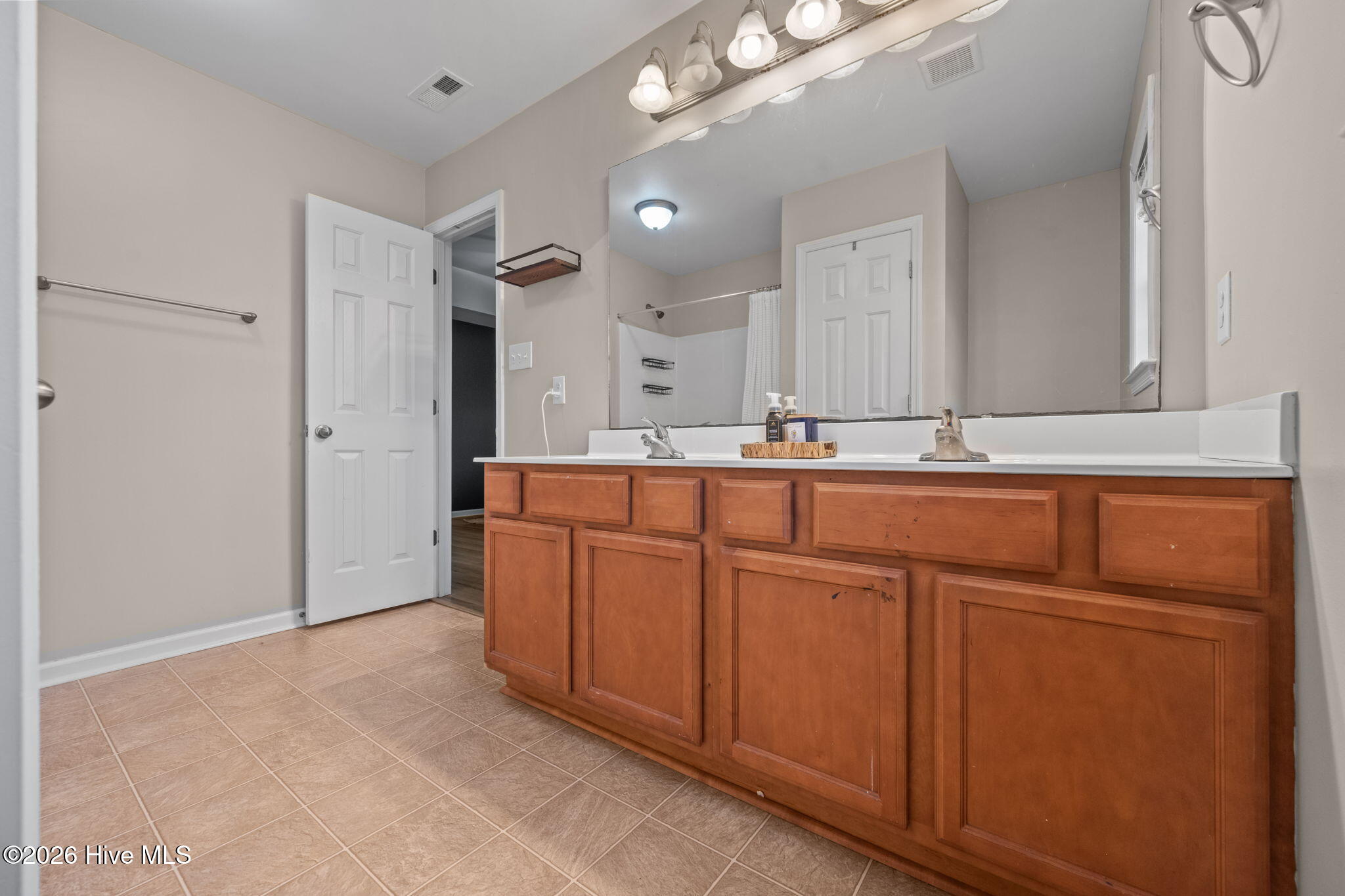 100562235 | Photo 25