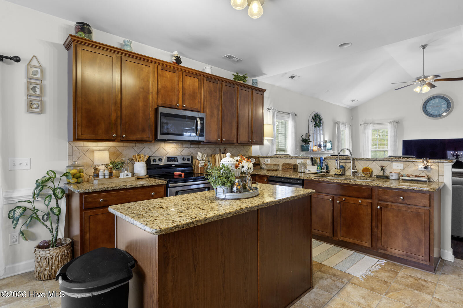 100555992 | Photo 16