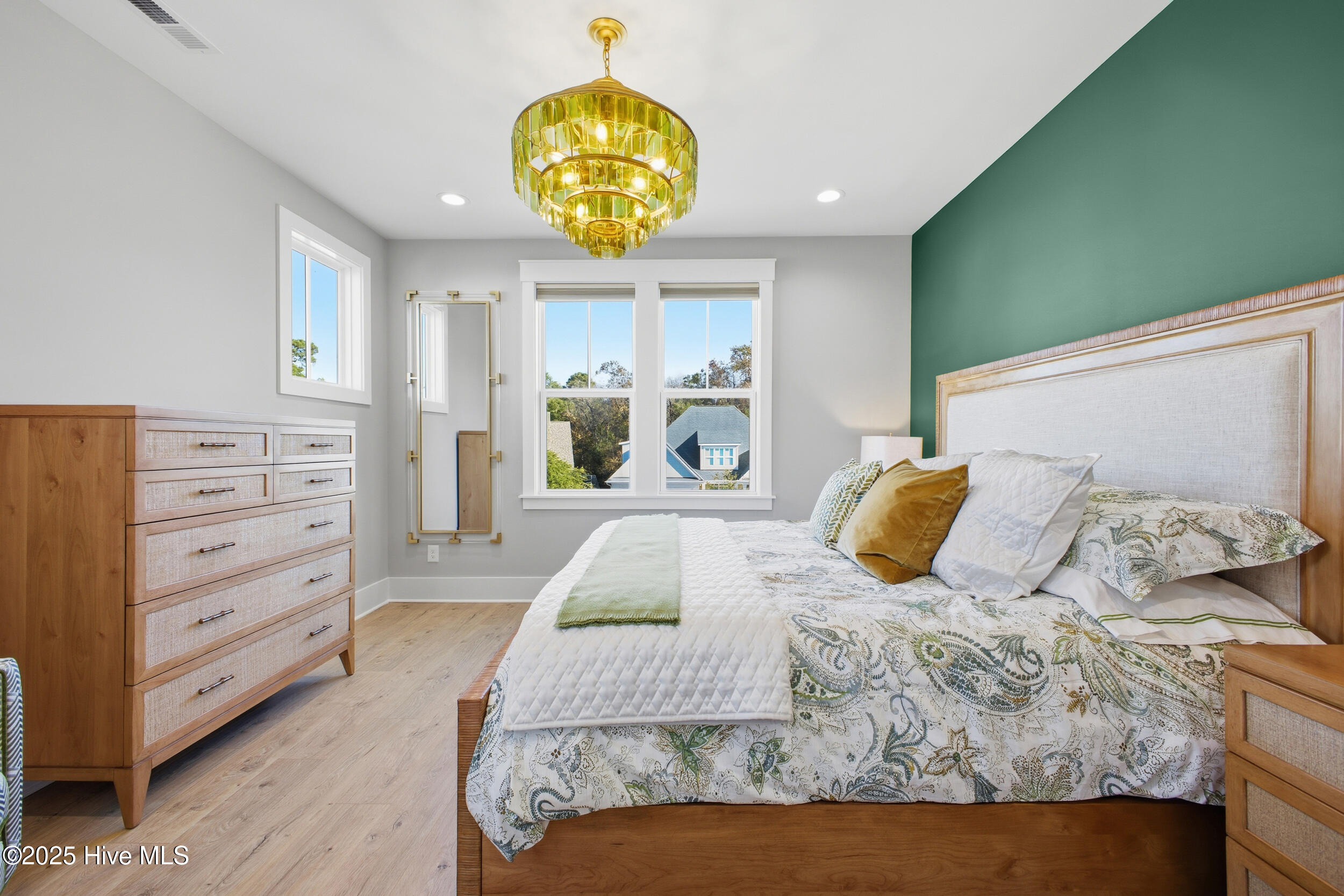 100540842 | Photo 43