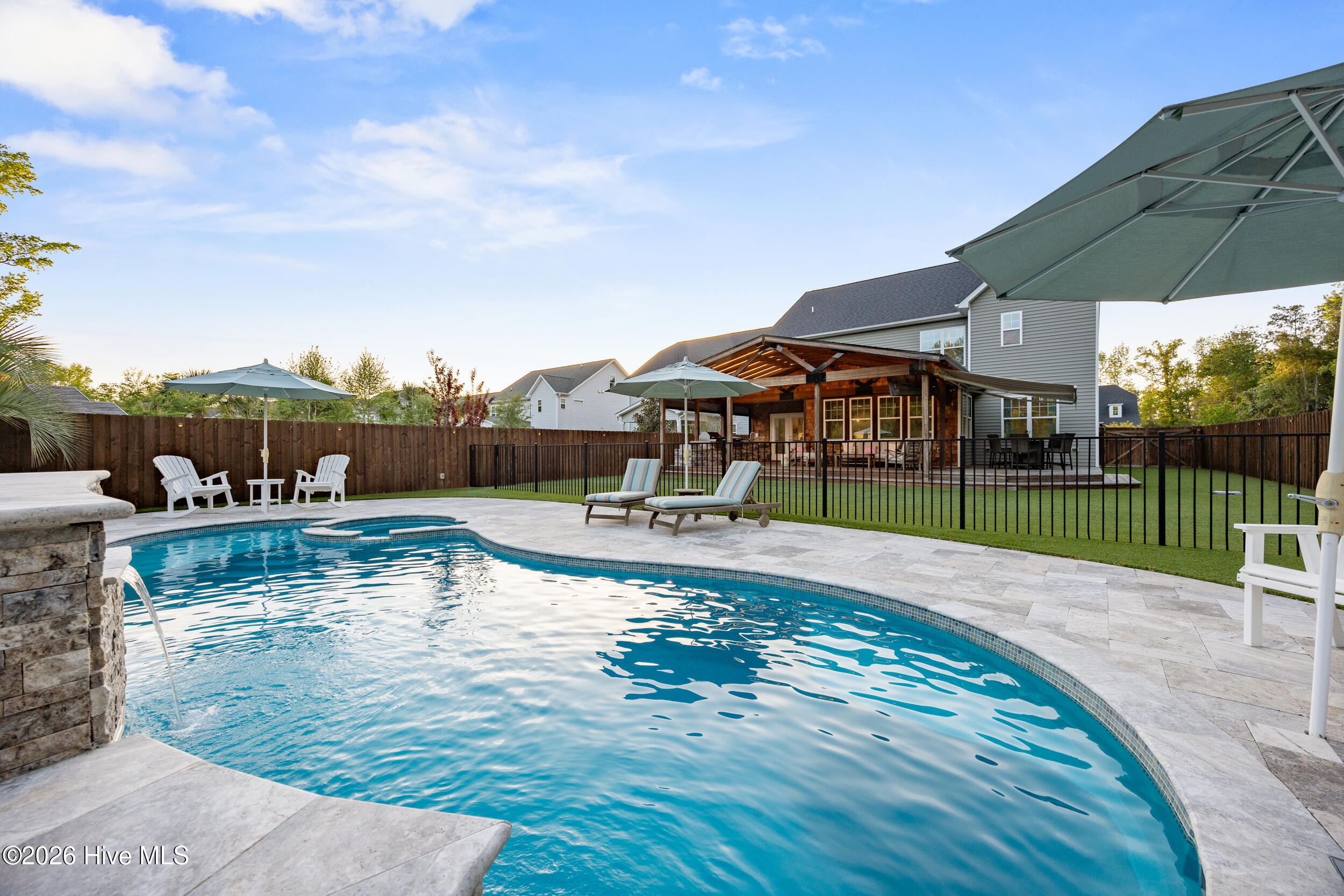 100566940 | Photo 81