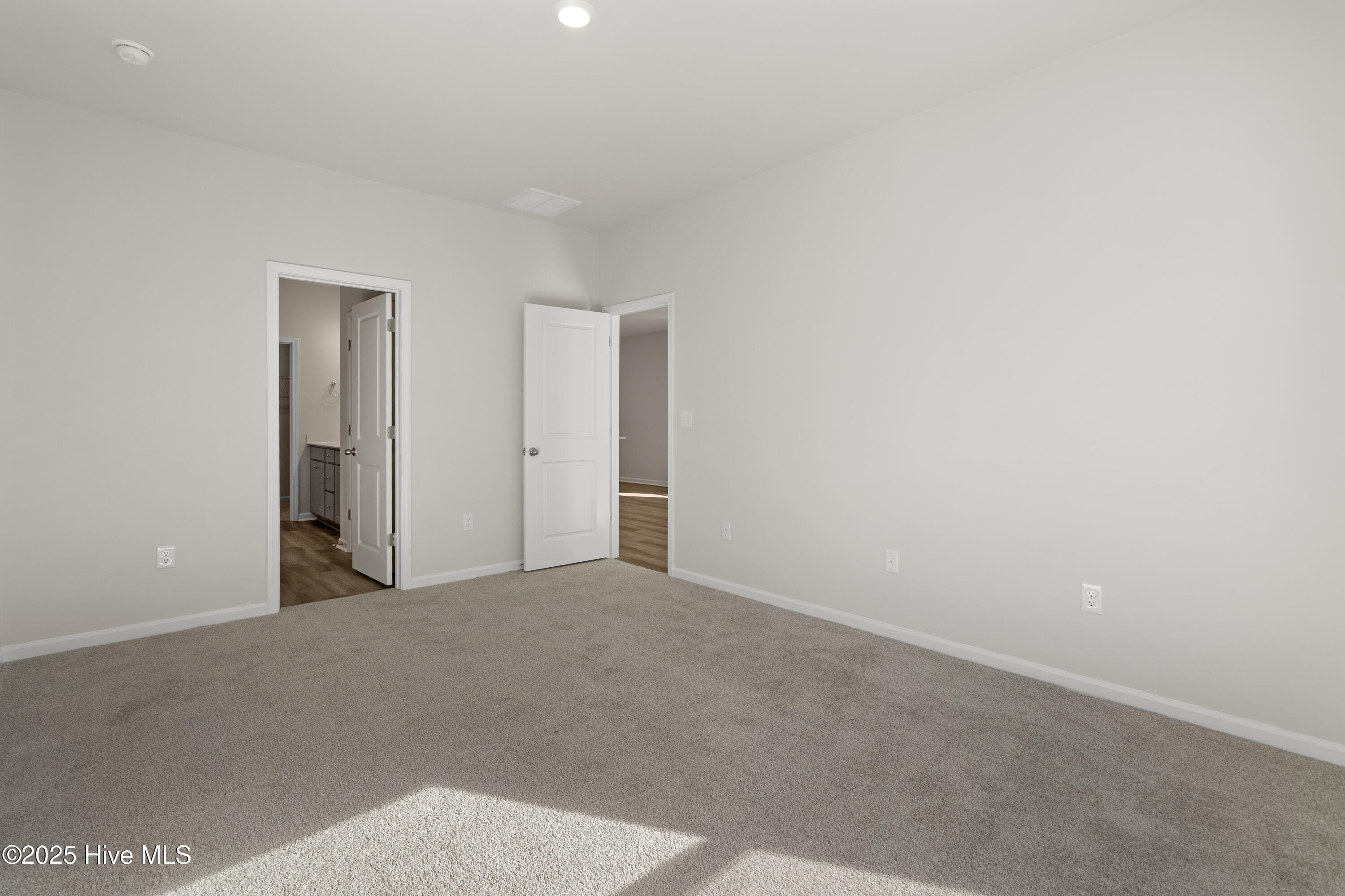 100536968 | Photo 21