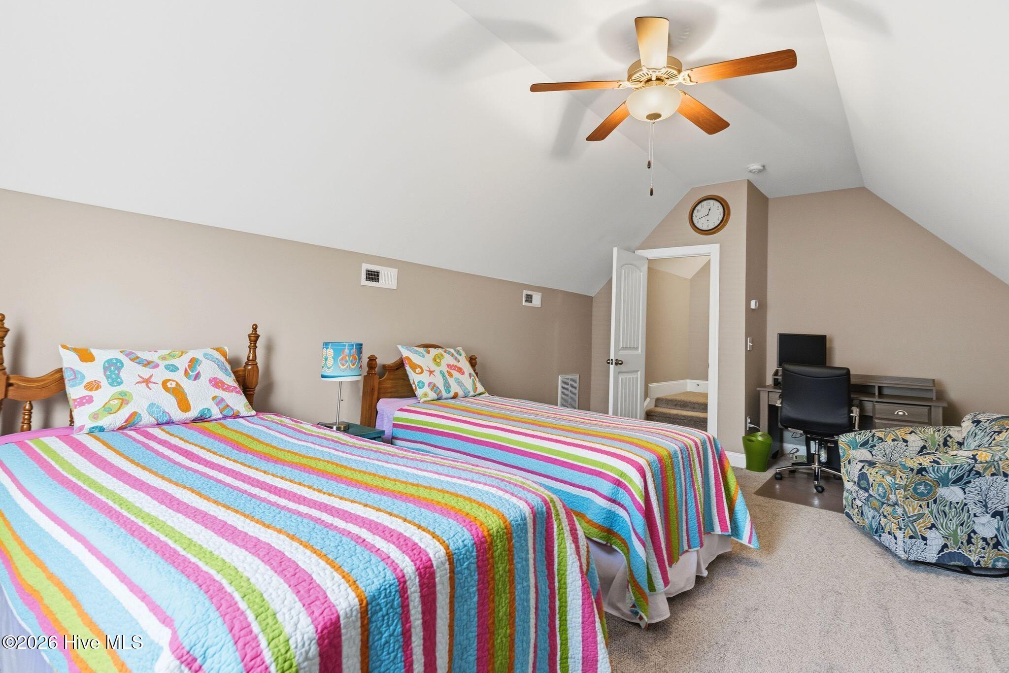 100558930 | Photo 26