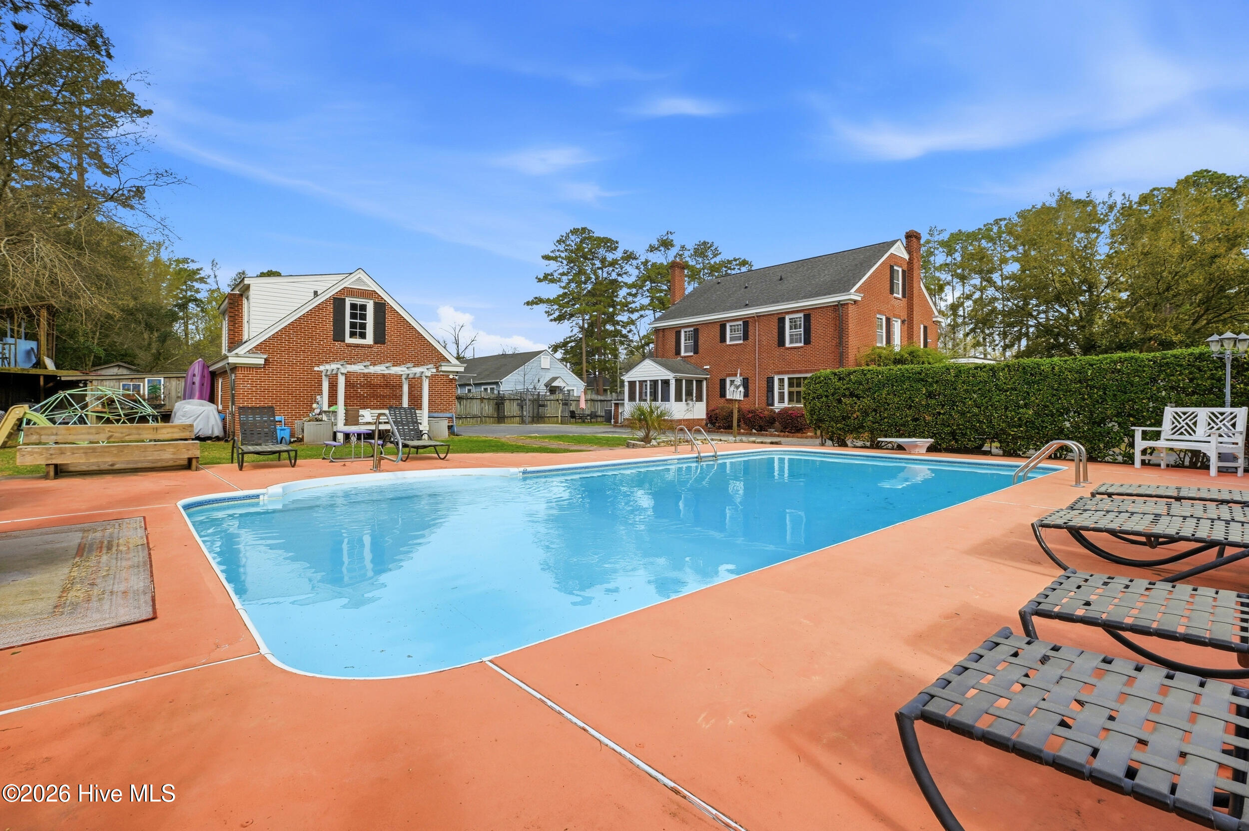 100560095 | Photo 41