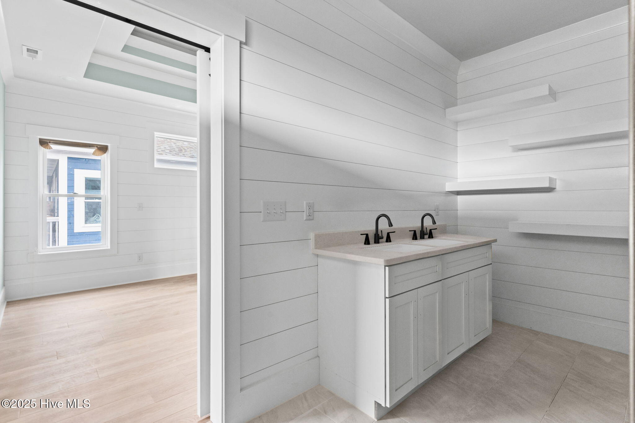 100548785 | Photo 21