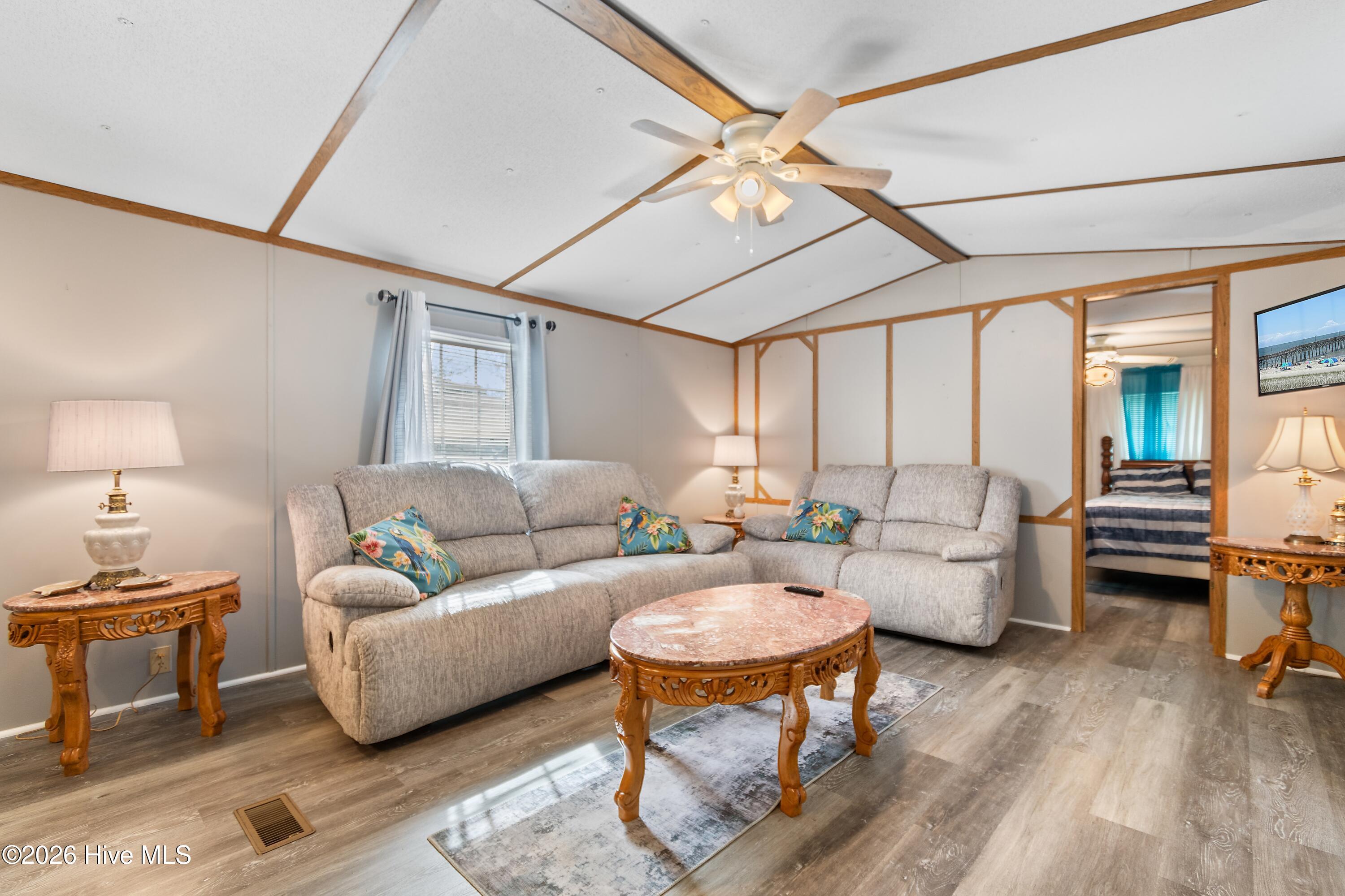 100565764 | Photo 13