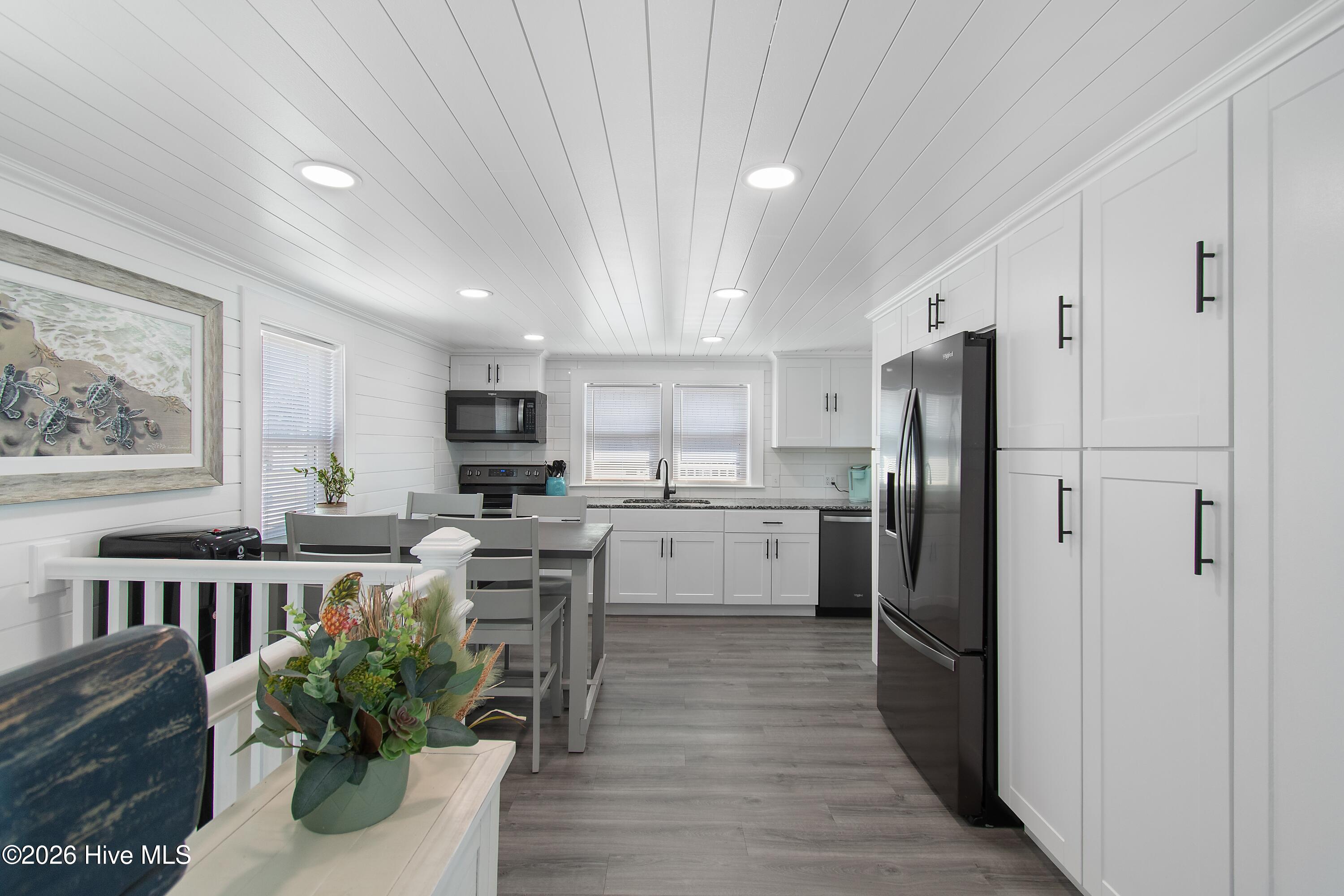 100567968 | Photo 28