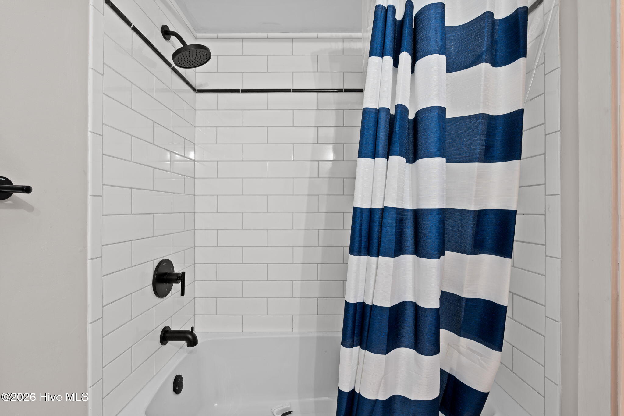 100568132 | Photo 25