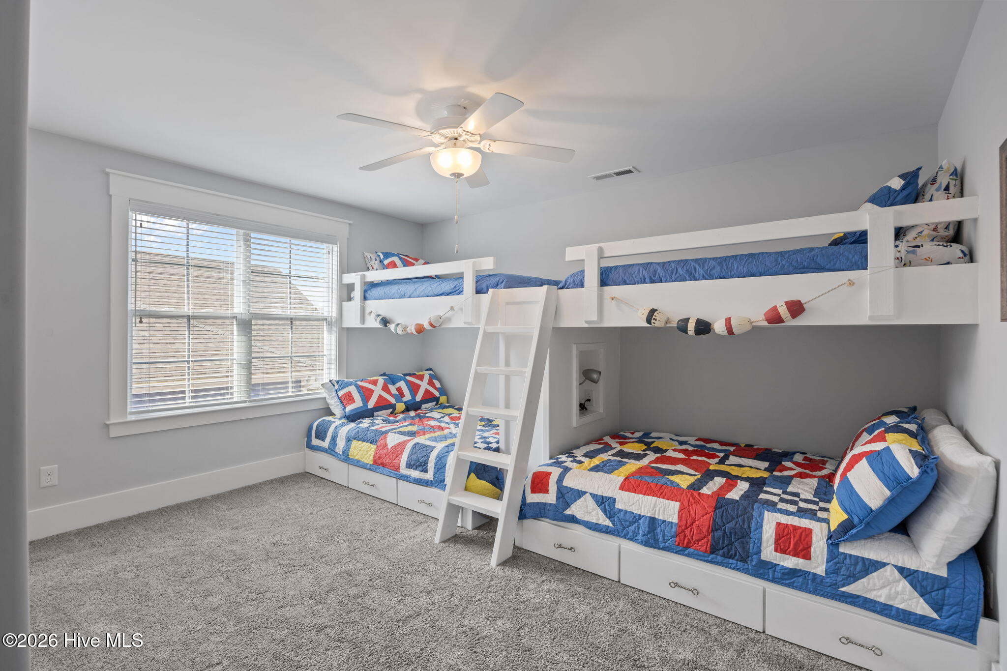 100563042 | Photo 28