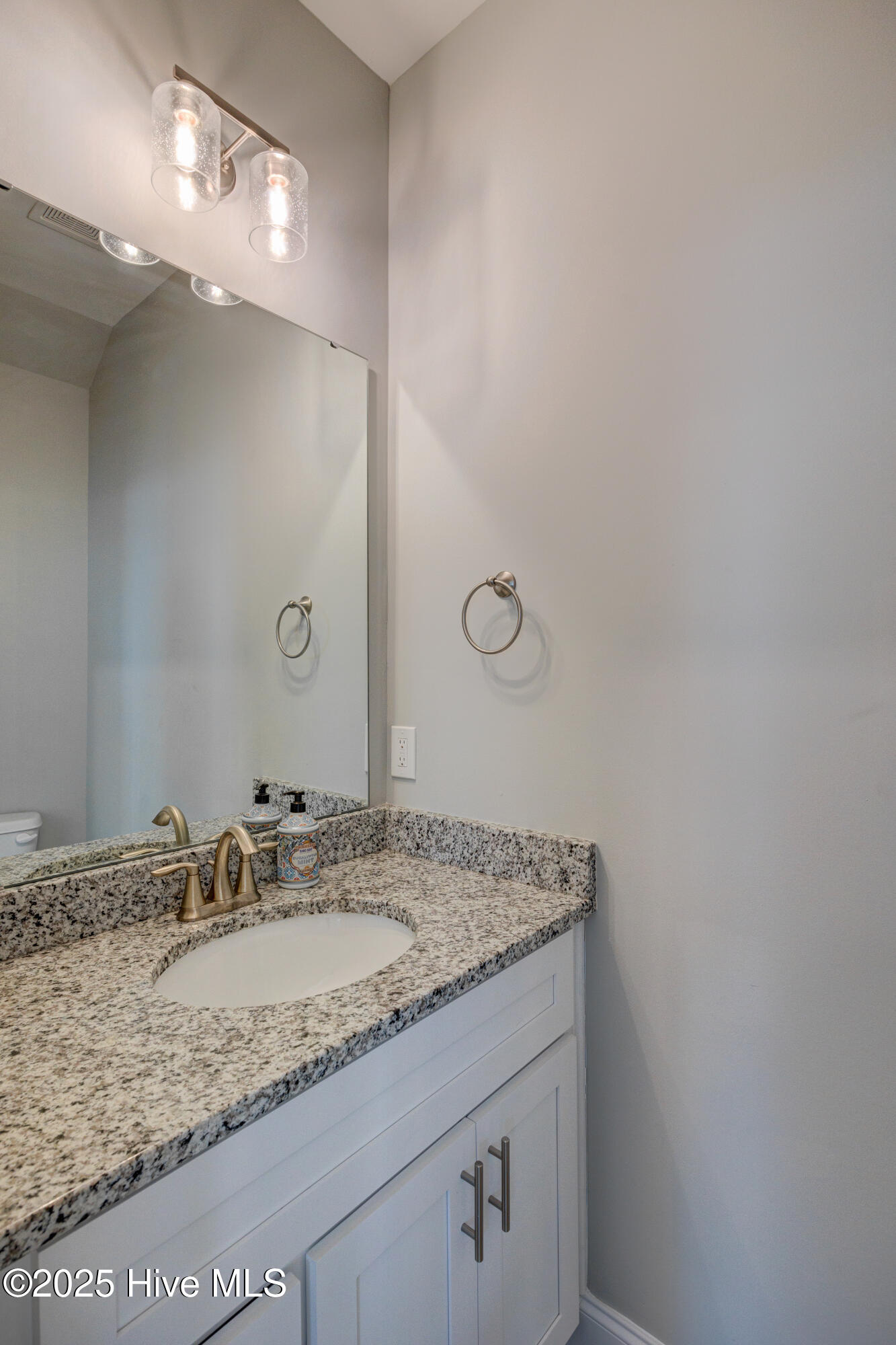 100494235 | Photo 37