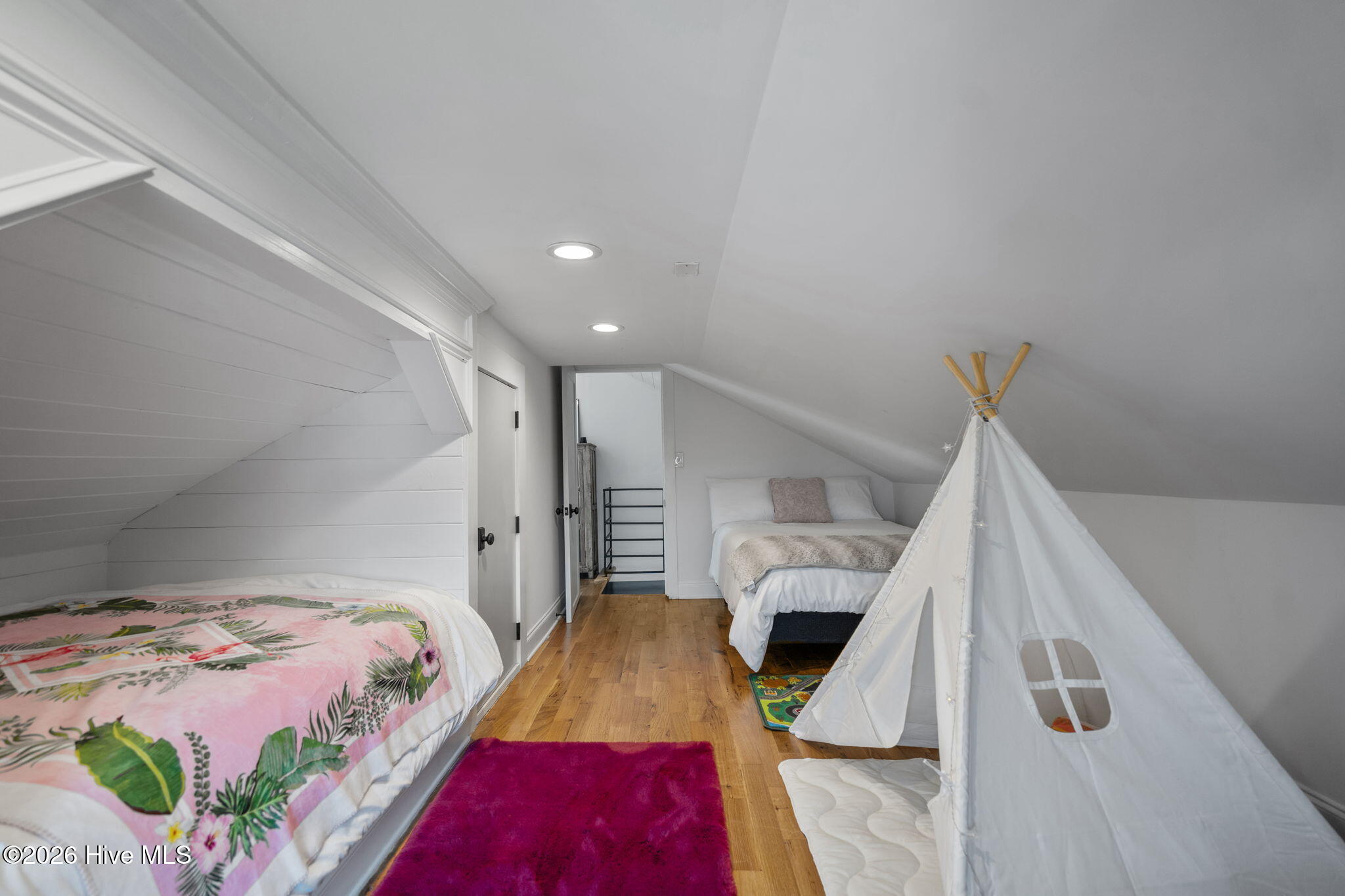 100560357 | Photo 46