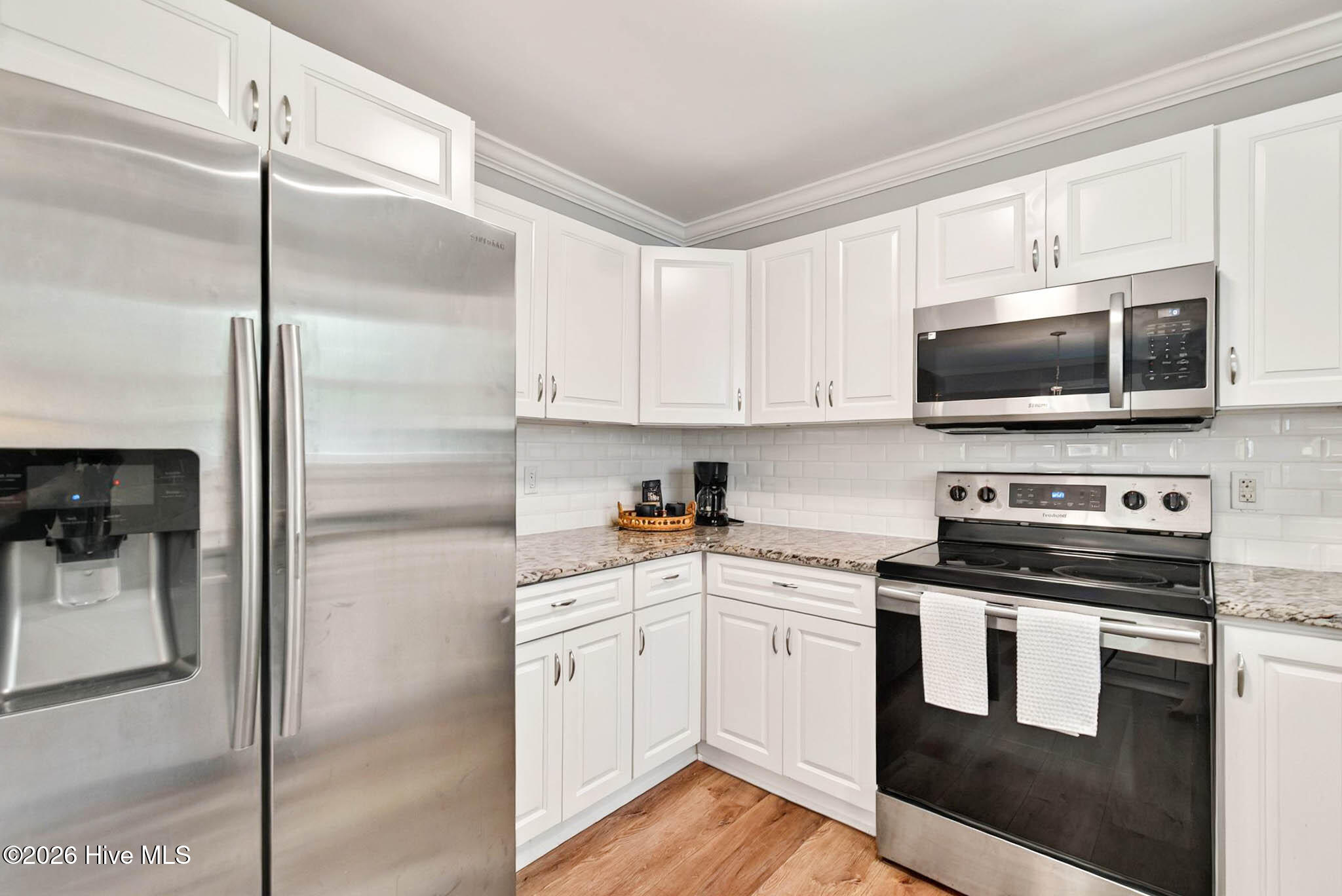 100556049 | Photo 34