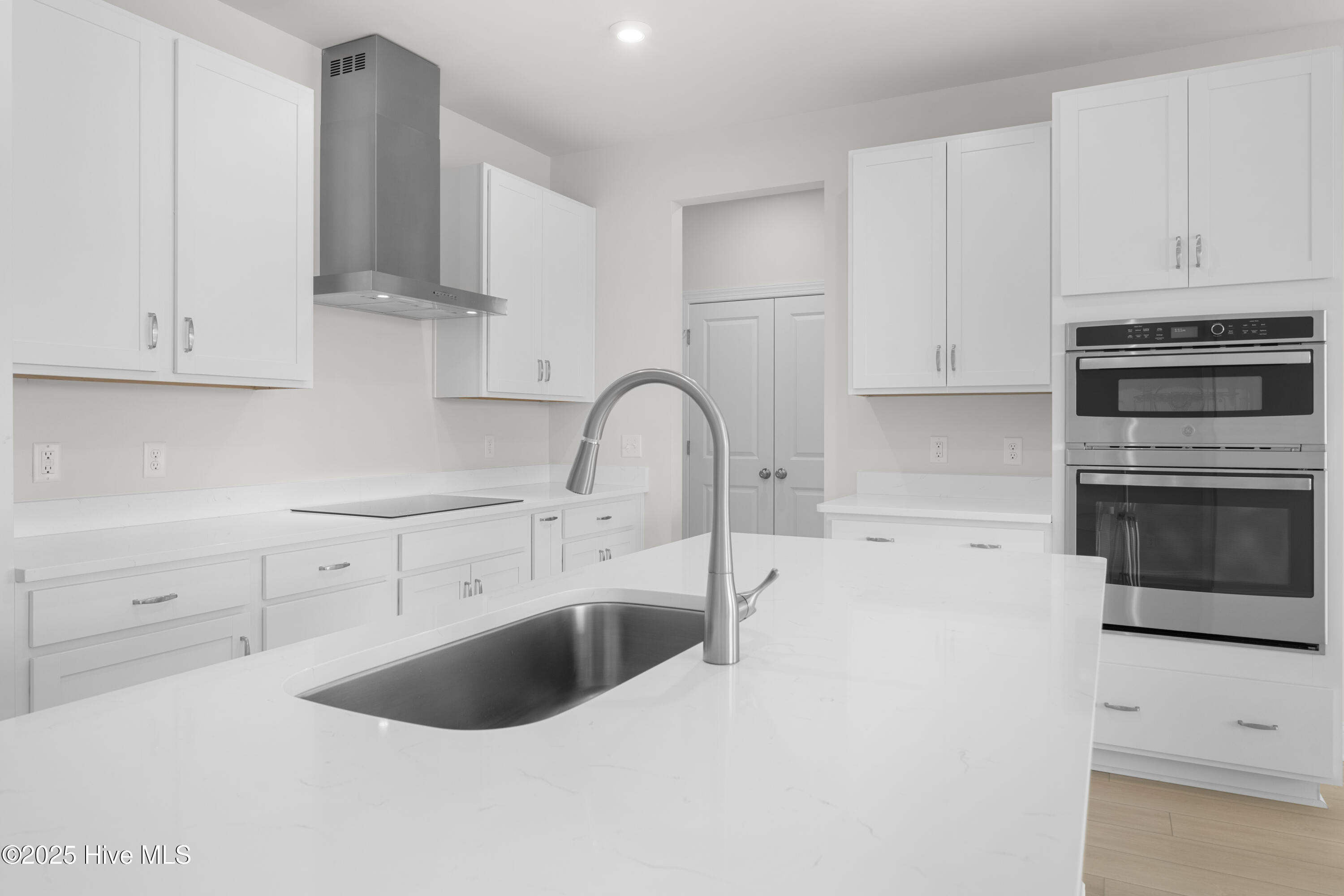 100565958 | Photo 16