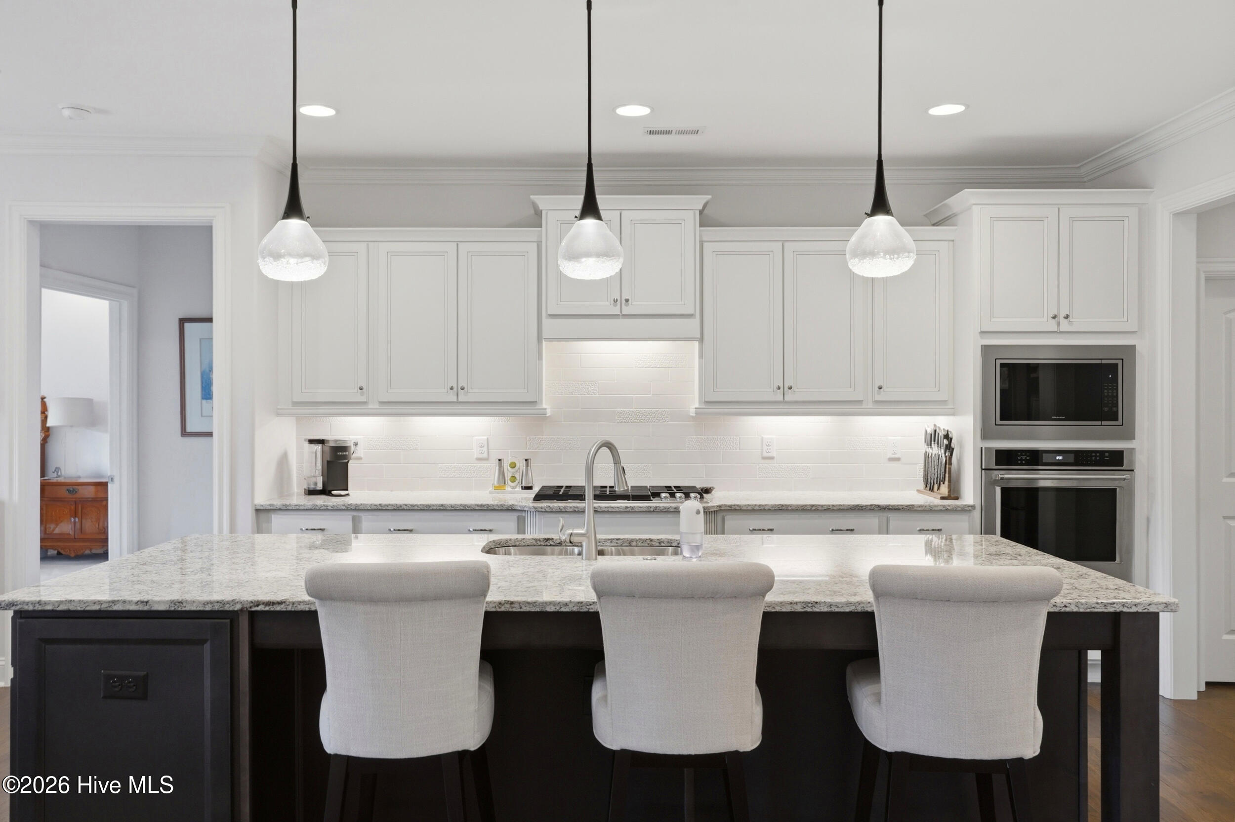 100560979 | Photo 13