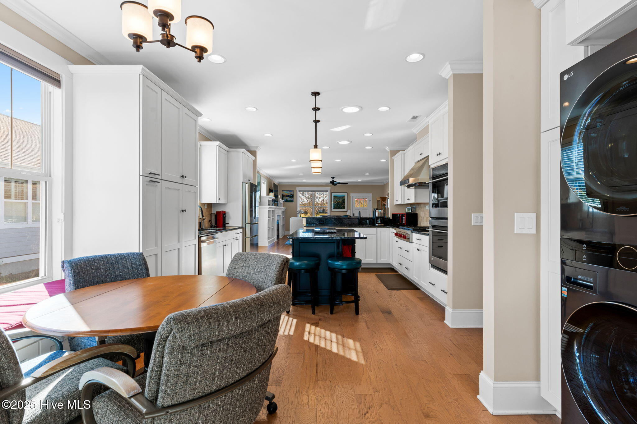 100569449 | Photo 29