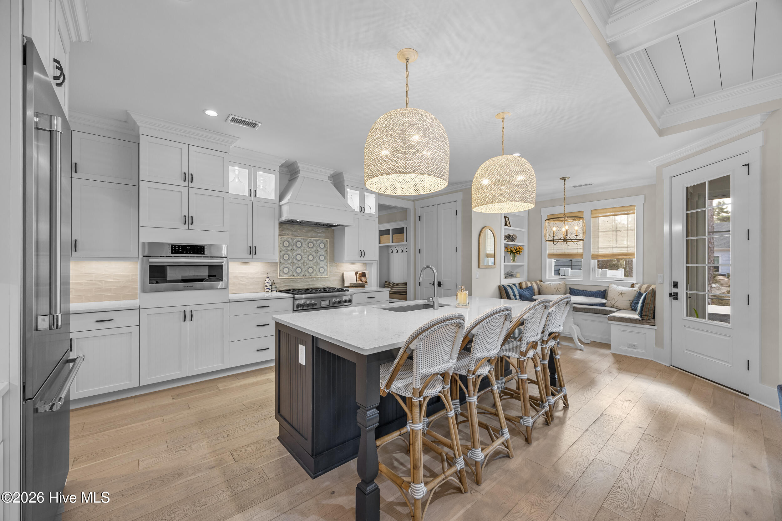 100527990 | Photo 33